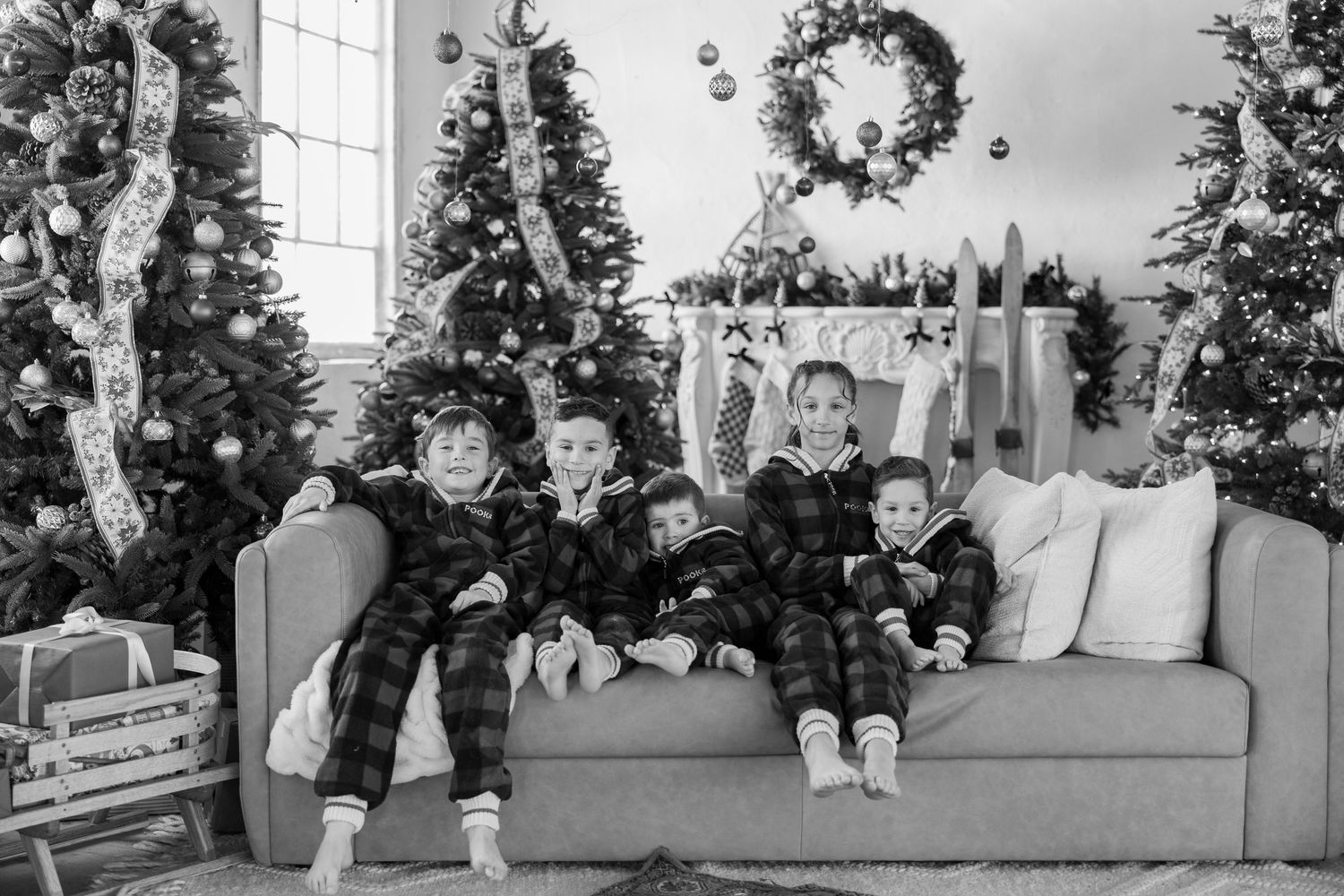 Christmas Minis Photos at Millworks Creative in Hamilton, Ontario.