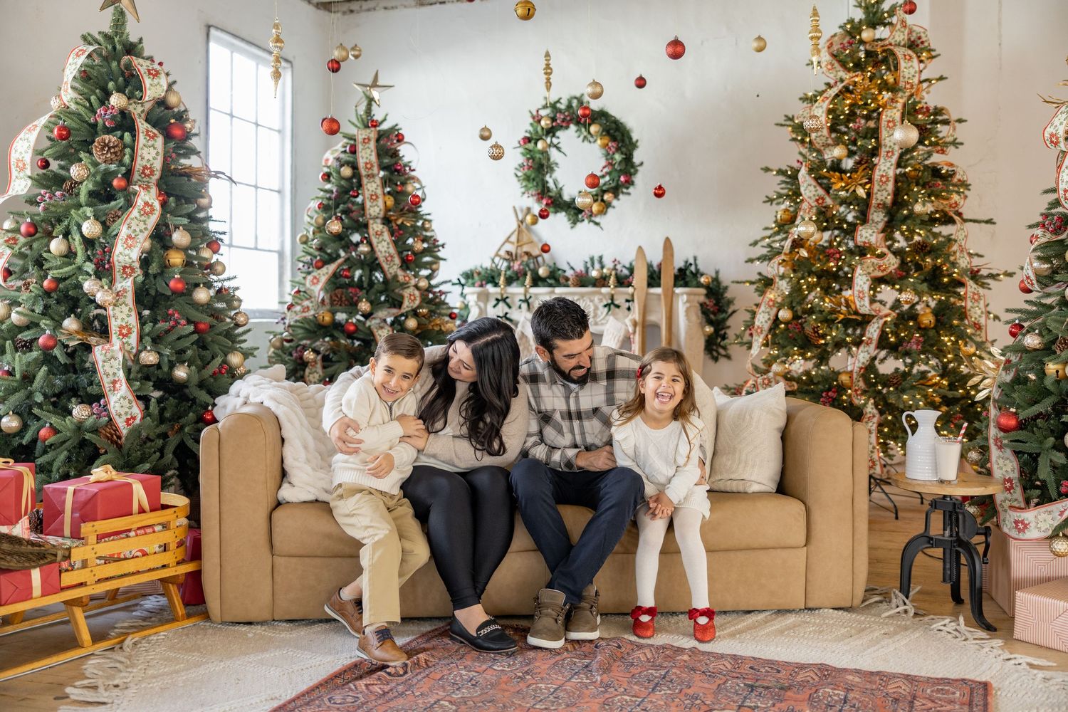 Christmas Minis Photos at Millworks Creative in Hamilton, Ontario.