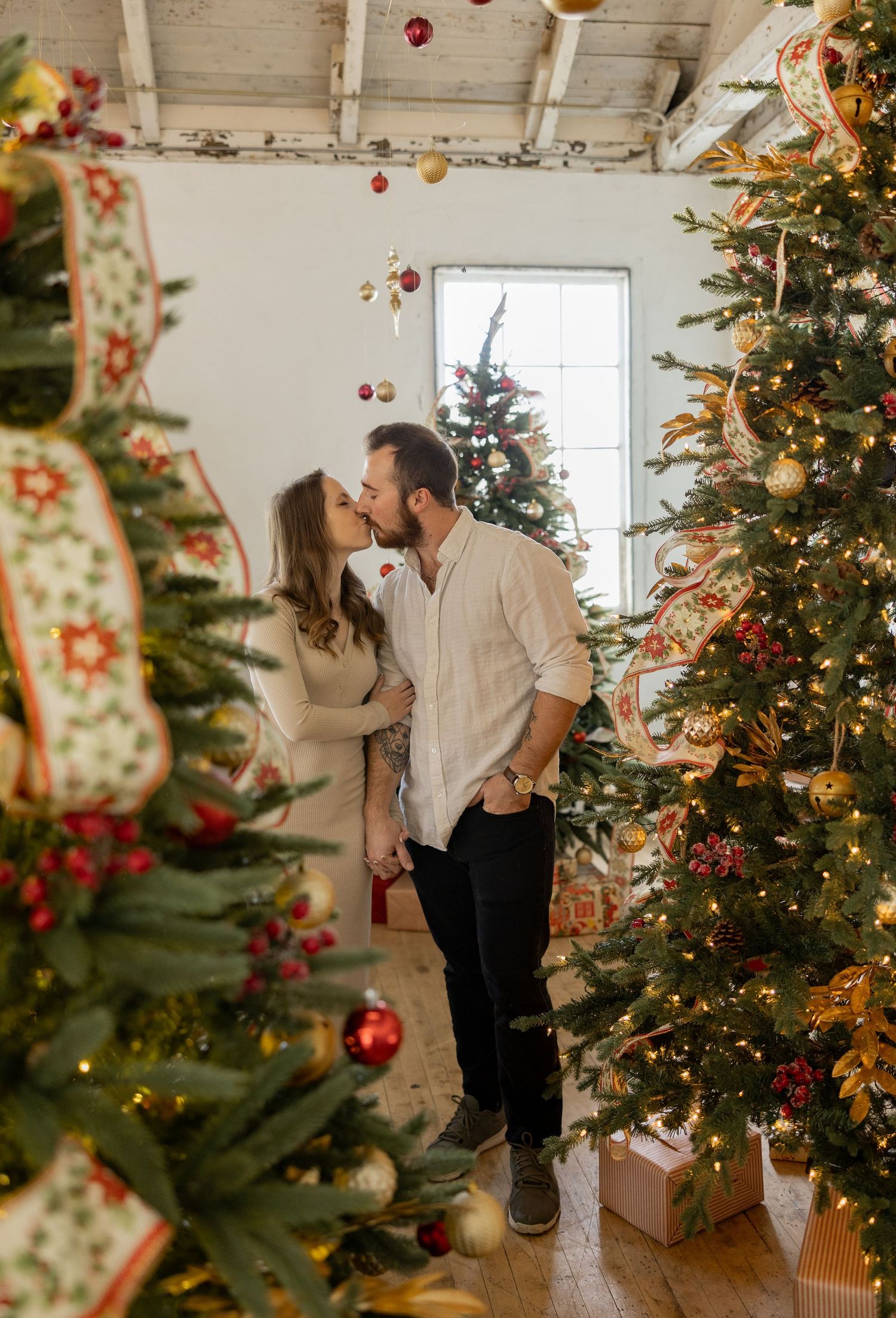 Christmas Minis Photos at Millworks Creative in Hamilton, Ontario.