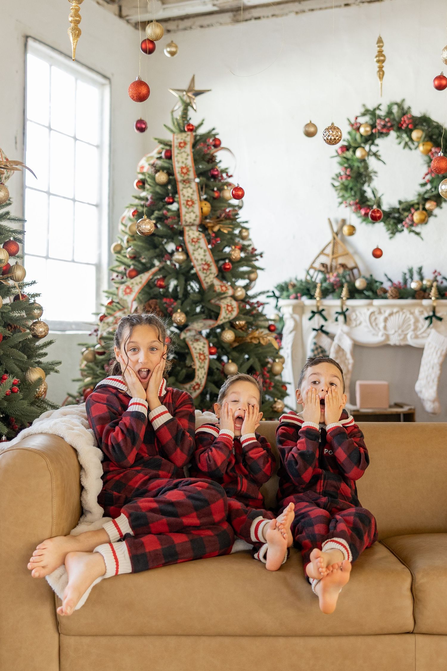 Christmas Minis Photos at Millworks Creative in Hamilton, Ontario.