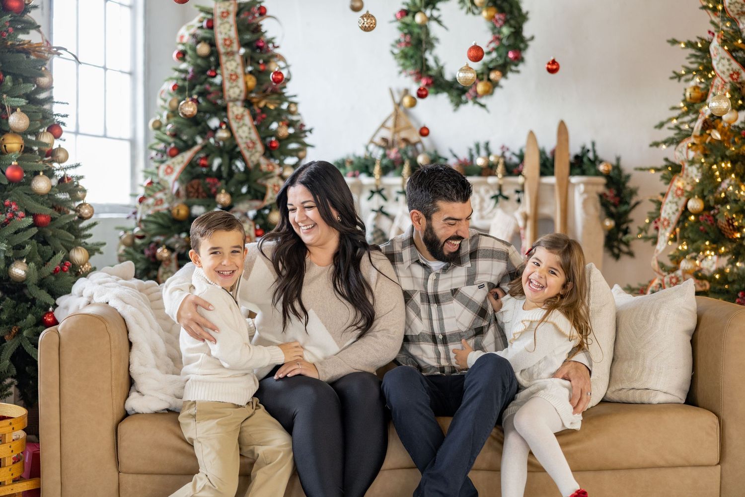 Christmas Minis Photos at Millworks Creative in Hamilton, Ontario.
