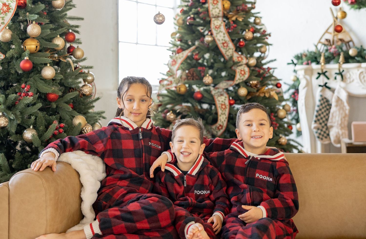 Christmas Minis Photos at Millworks Creative in Hamilton, Ontario.