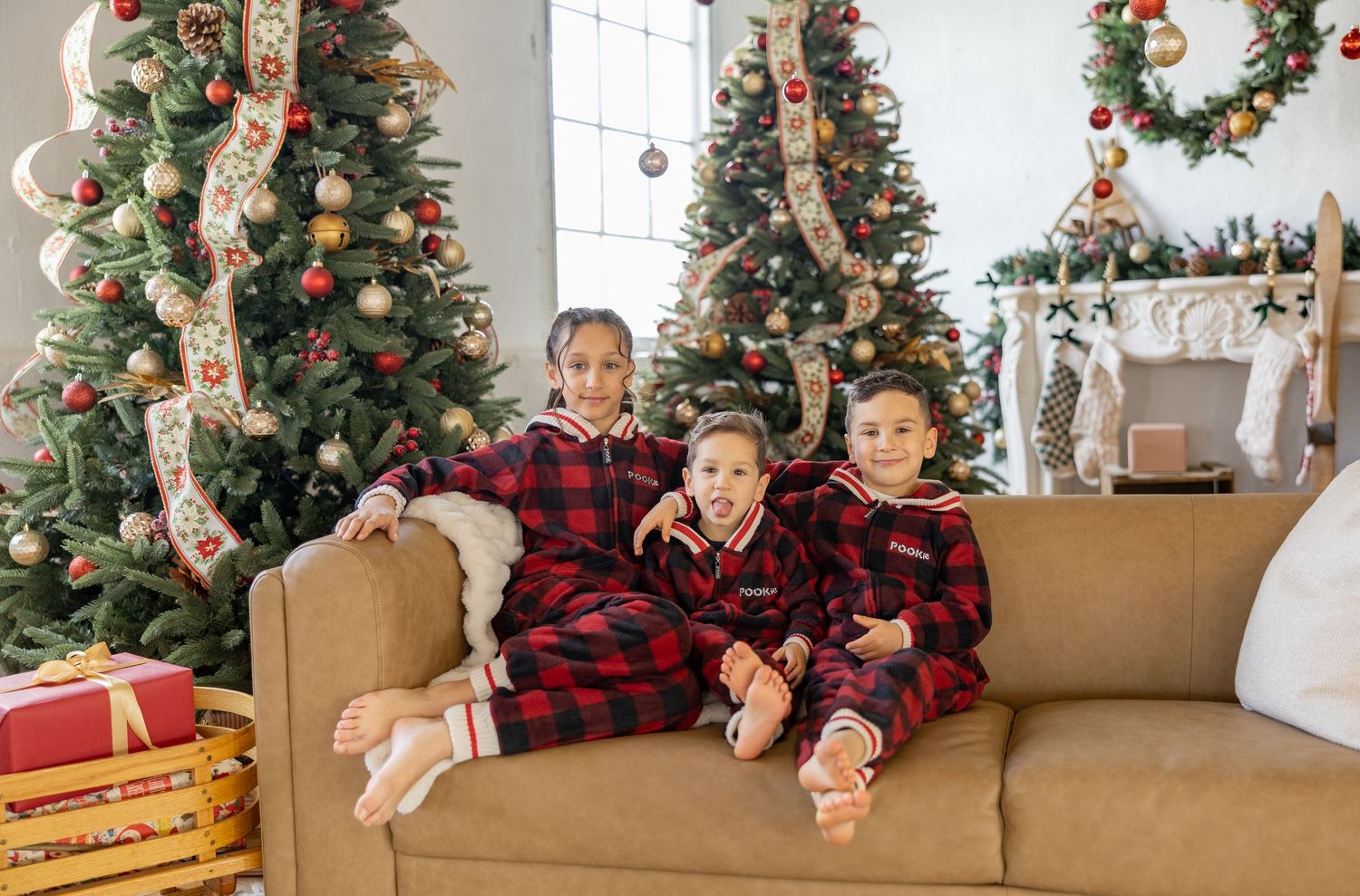 Christmas Minis Photos at Millworks Creative in Hamilton, Ontario.