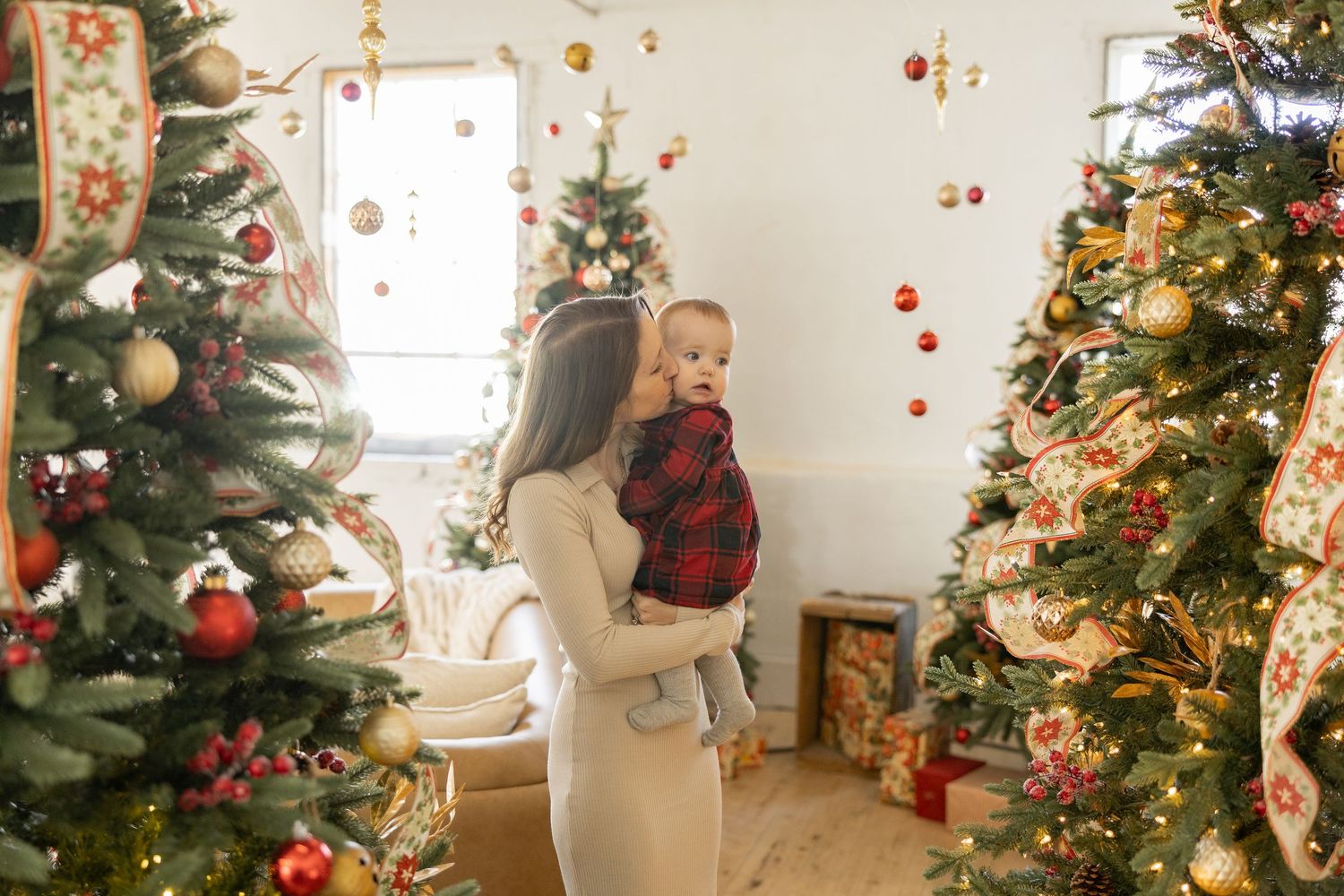 Christmas Minis Photos at Millworks Creative in Hamilton, Ontario.