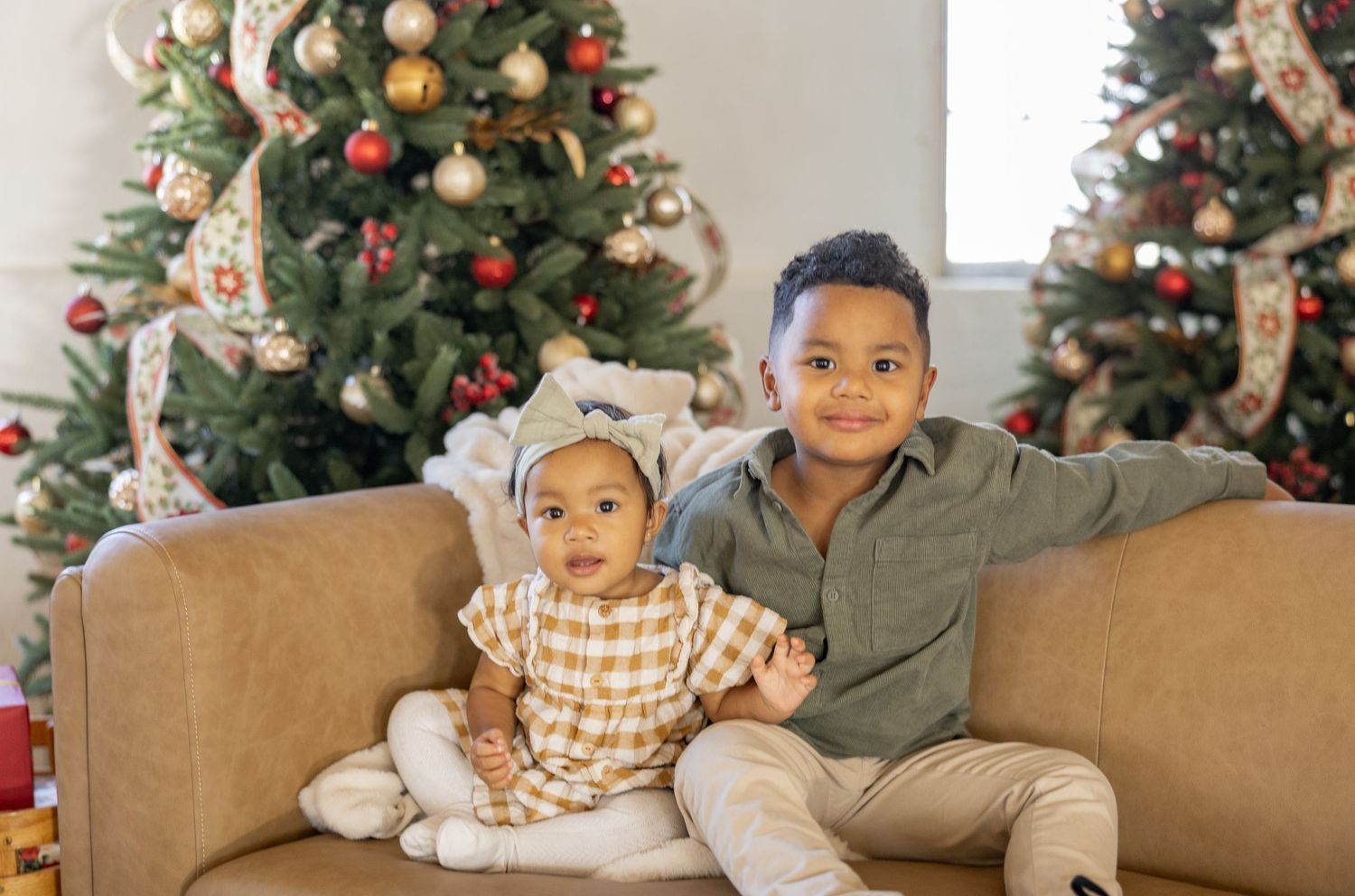 Christmas Minis Photos at Millworks Creative in Hamilton, Ontario.