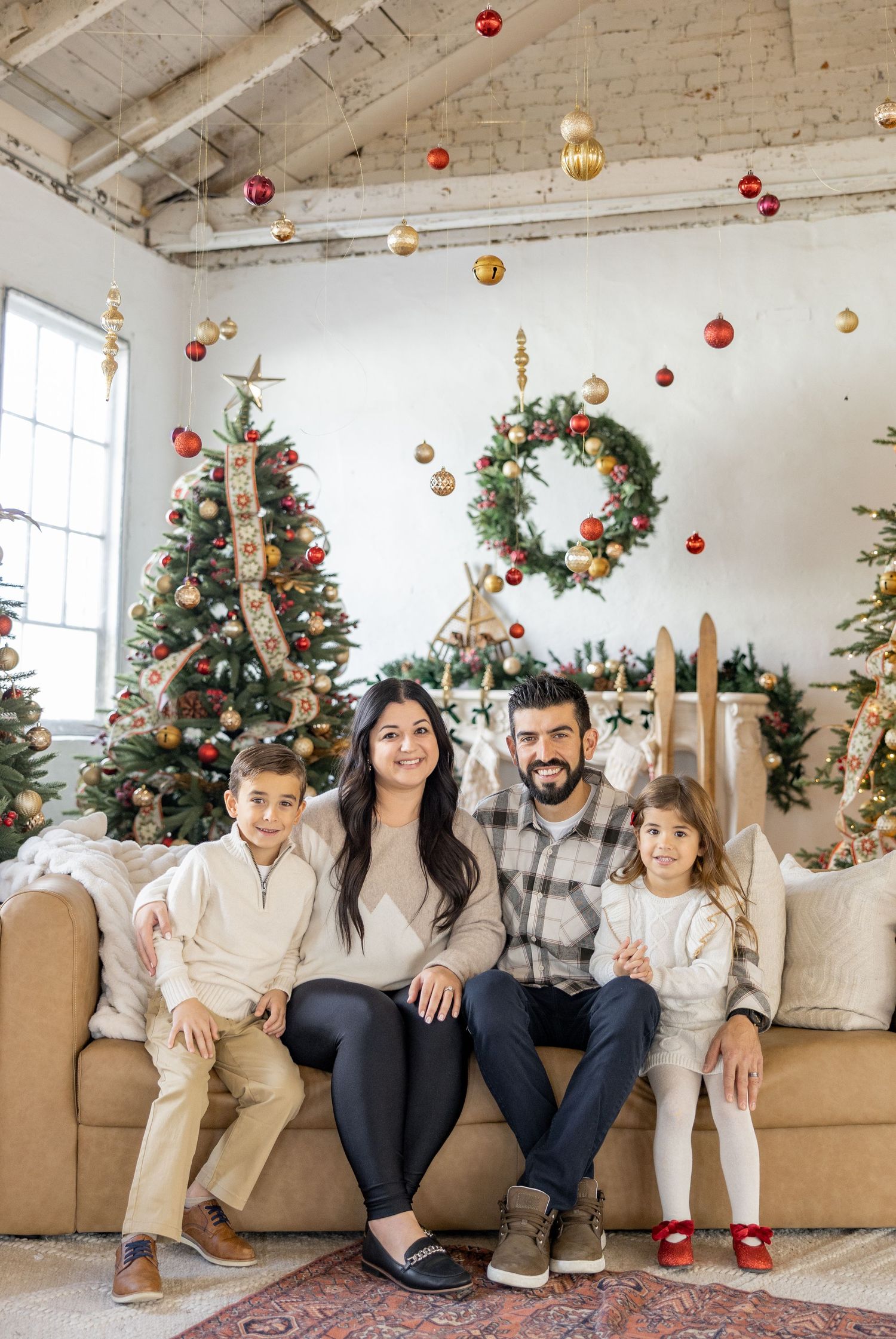 Christmas Minis Photos at Millworks Creative in Hamilton, Ontario.
