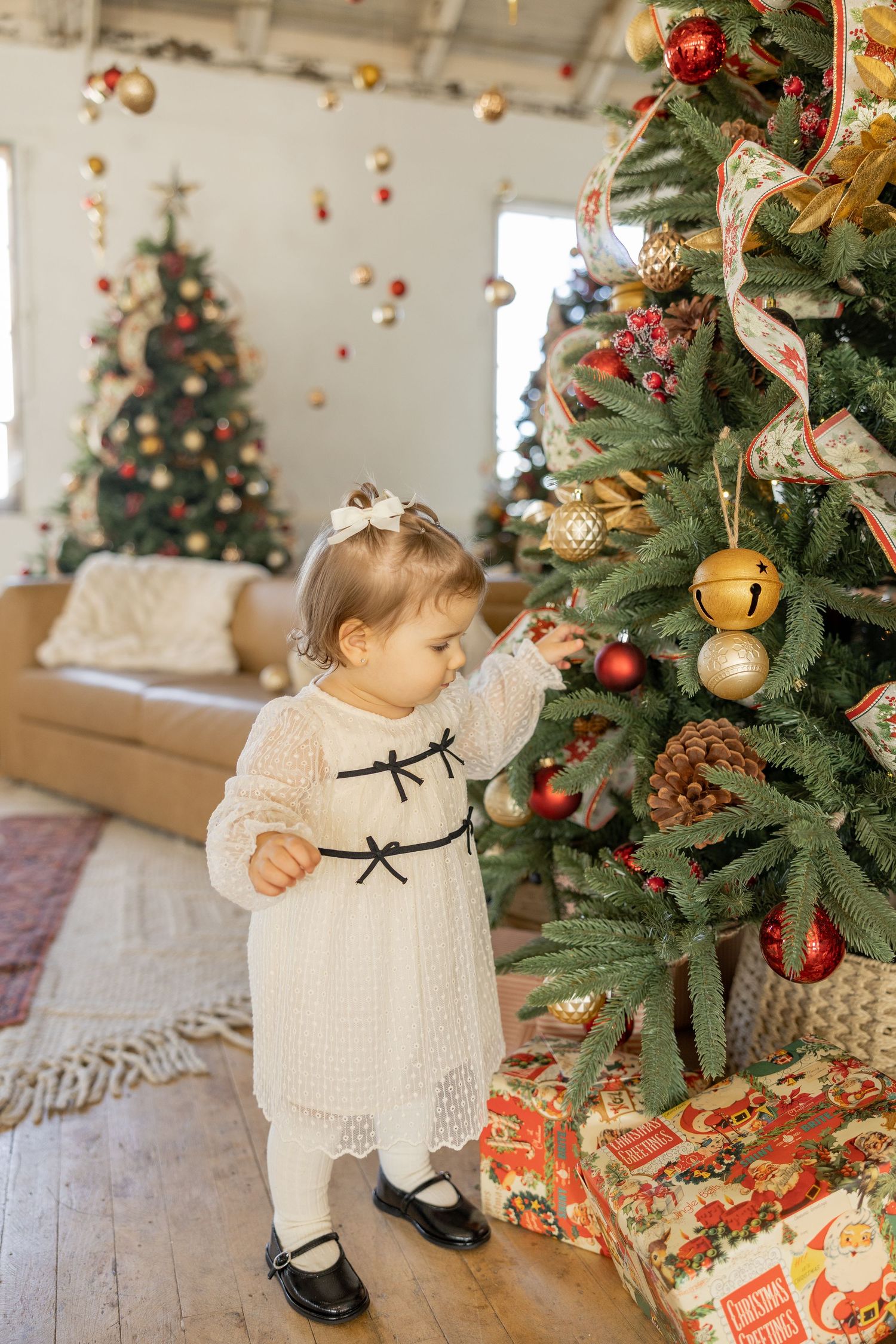 Christmas Minis Photos at Millworks Creative in Hamilton, Ontario.