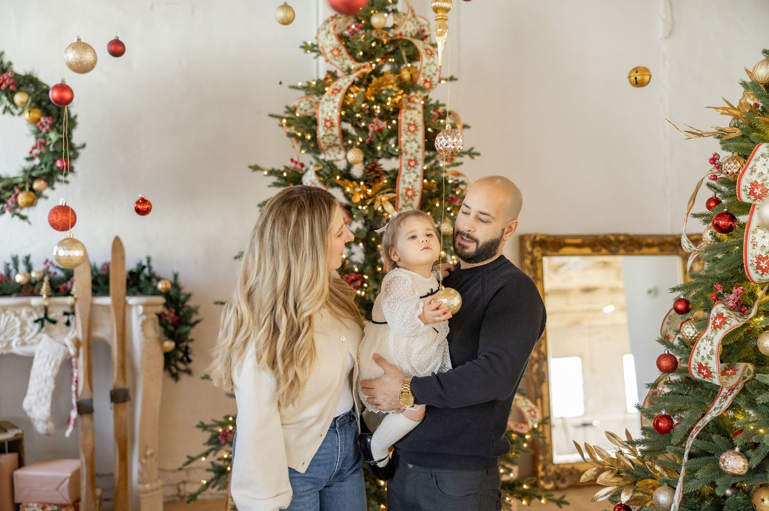 Christmas Minis Photos at Millworks Creative in Hamilton, Ontario.