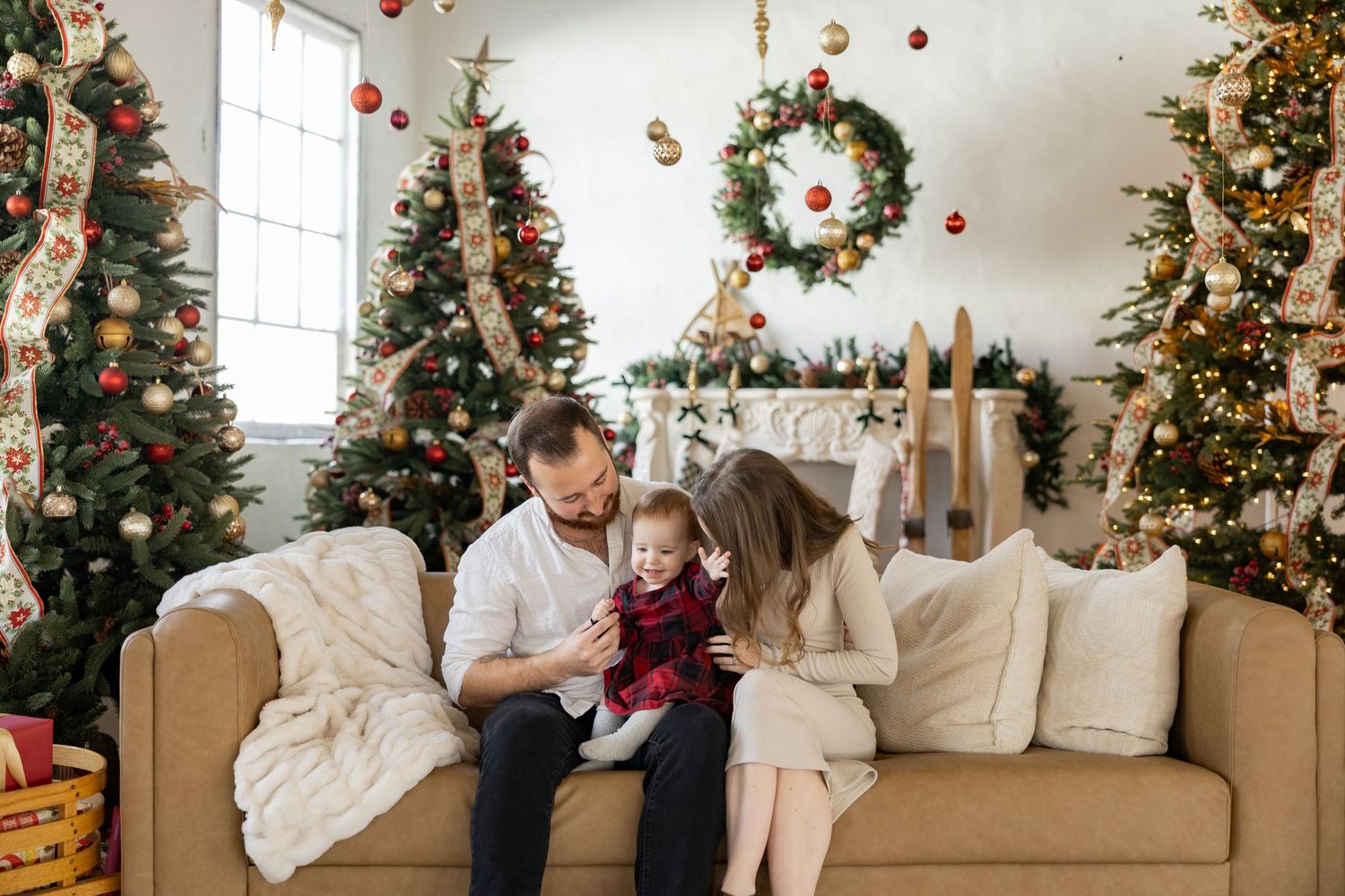 Christmas Minis Photos at Millworks Creative in Hamilton, Ontario.