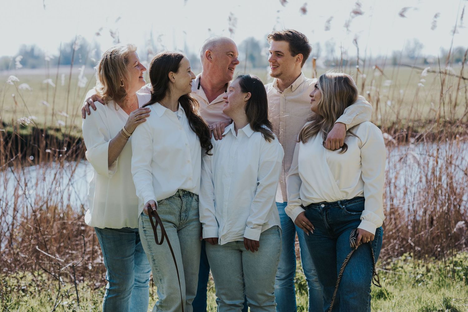 Ongeposeerd familiemoment dat liefde, verbinding en echtheid vastlegt.