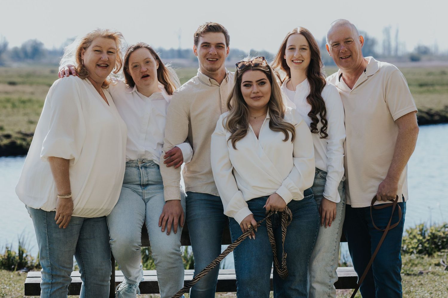 Ongeposeerd familiemoment dat liefde, verbinding en echtheid vastlegt.