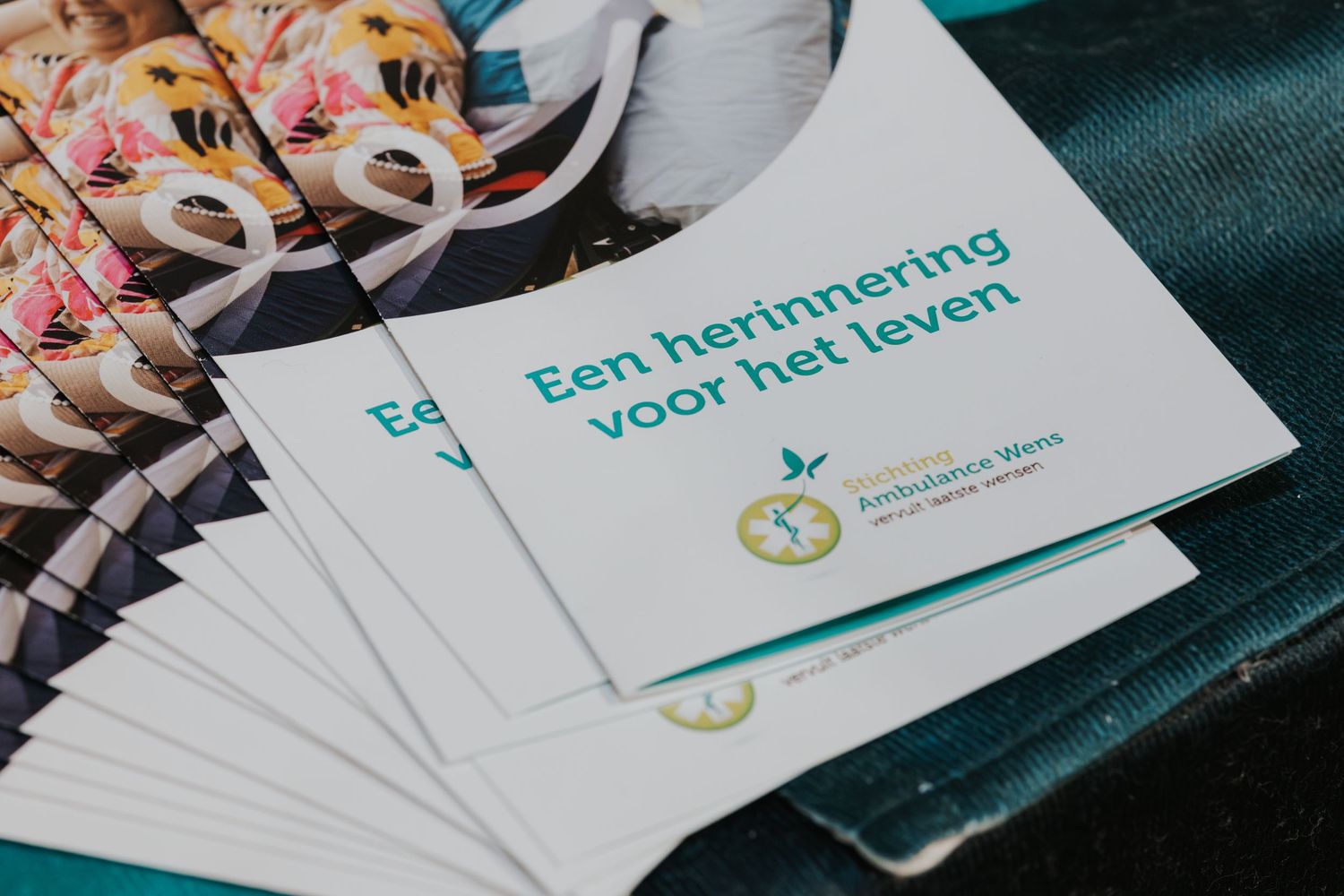 Documentaire weergave van een zakelijk evenement met spontane interacties.