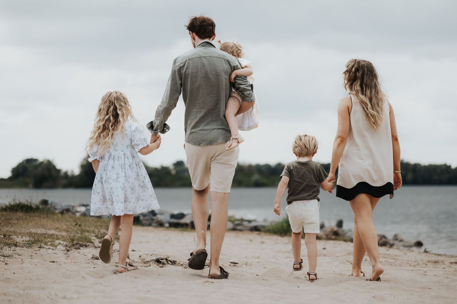 Ongeposeerd familiemoment dat liefde, verbinding en echtheid vastlegt.