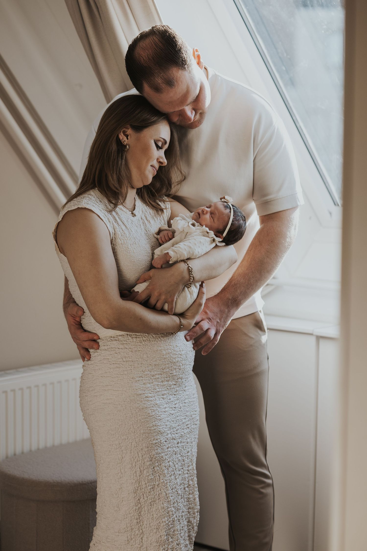 Pure newbornfoto van een pasgeboren baby in een warme, huiselijke omgeving.