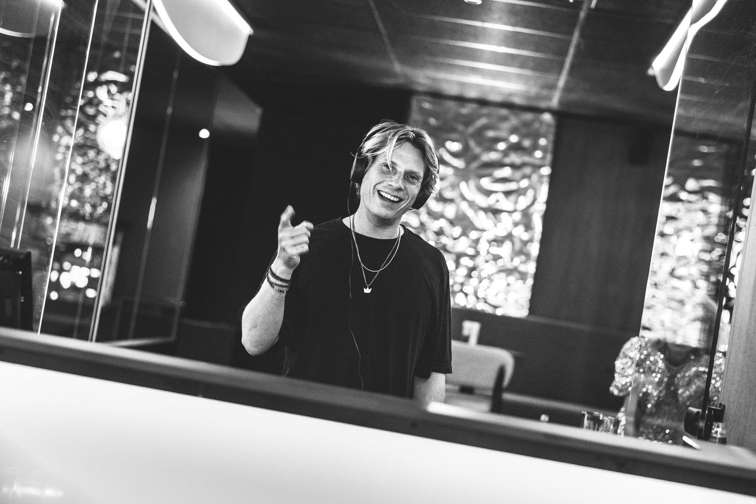 Documentaire weergave van een zakelijk evenement met spontane interacties. DJ Jamie Westland van Di-Rect