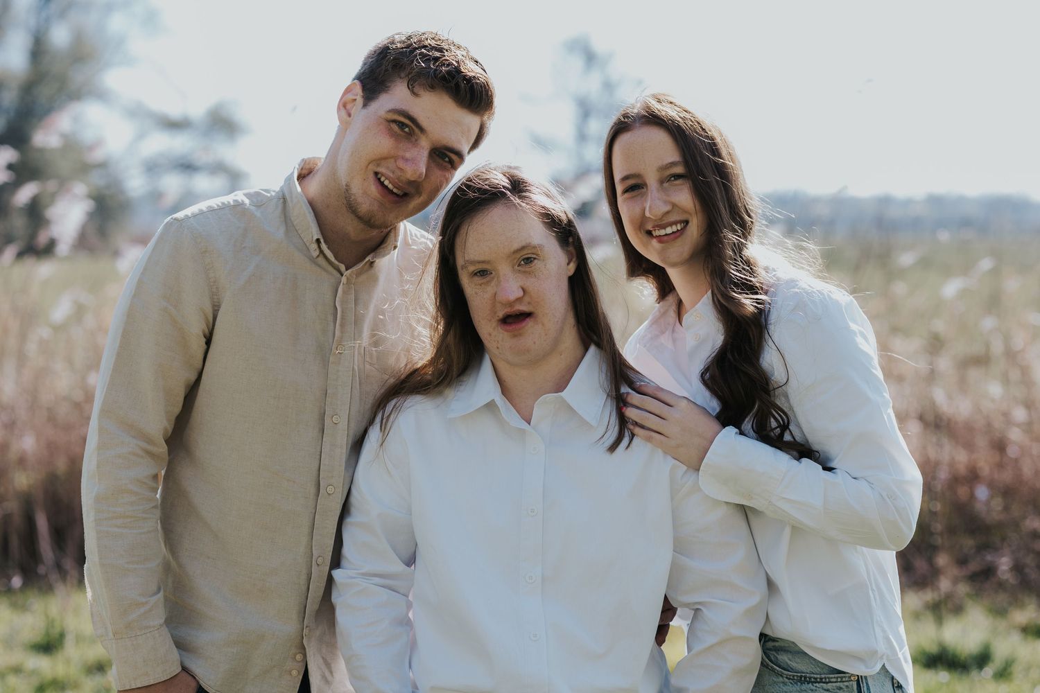 Ongeposeerd familiemoment dat liefde, verbinding en echtheid vastlegt.