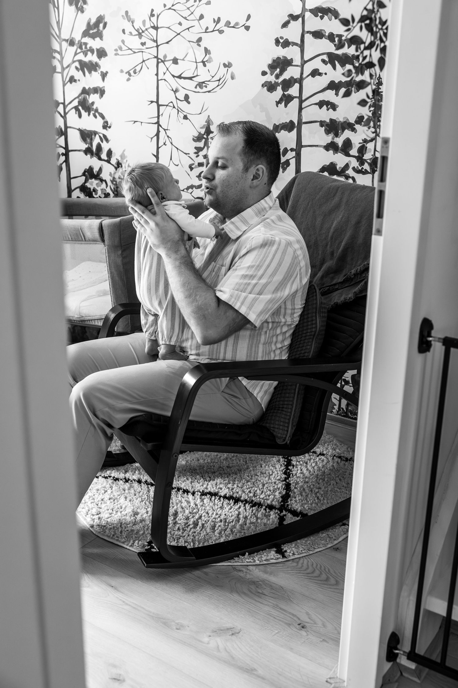 Pure newbornfoto van een pasgeboren baby in een warme, huiselijke omgeving.