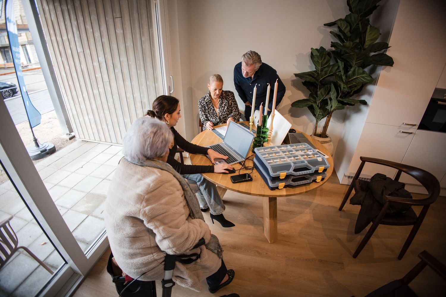 Documentaire weergave van een zakelijk evenement met spontane interacties.