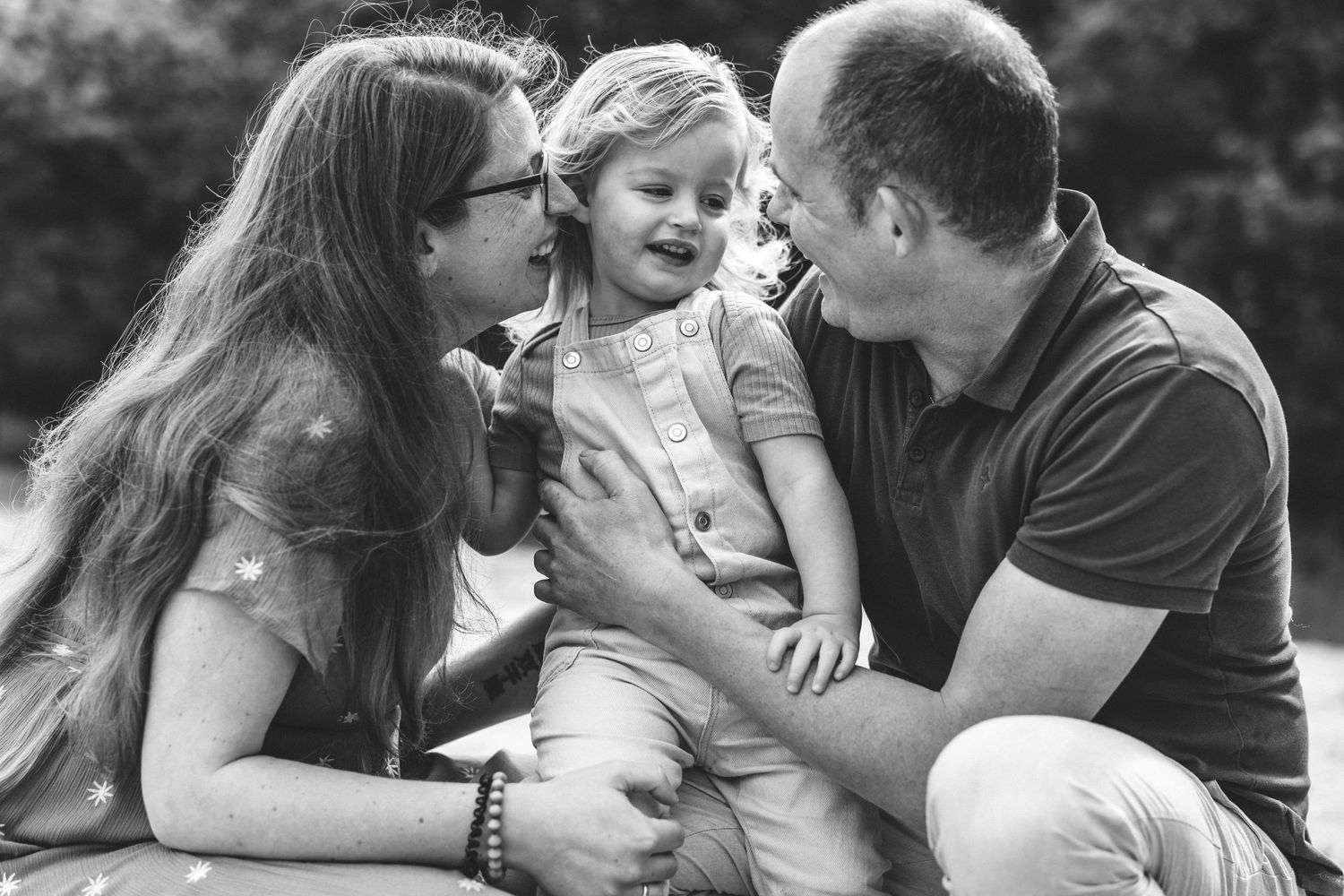 Intiem documentaire moment van een zwangere vrouw in natuurlijke setting.