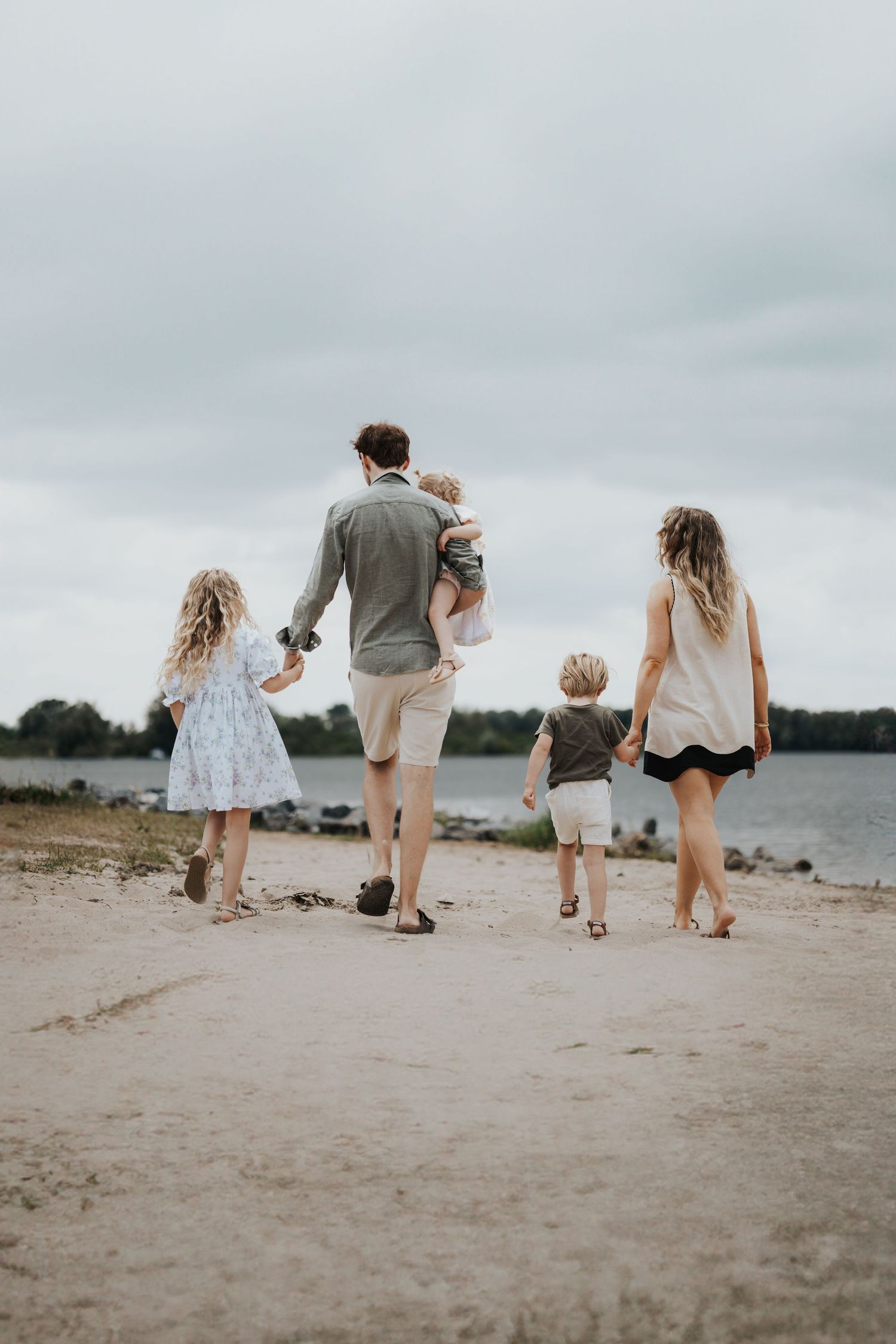 Ongeposeerd familiemoment dat liefde, verbinding en echtheid vastlegt.