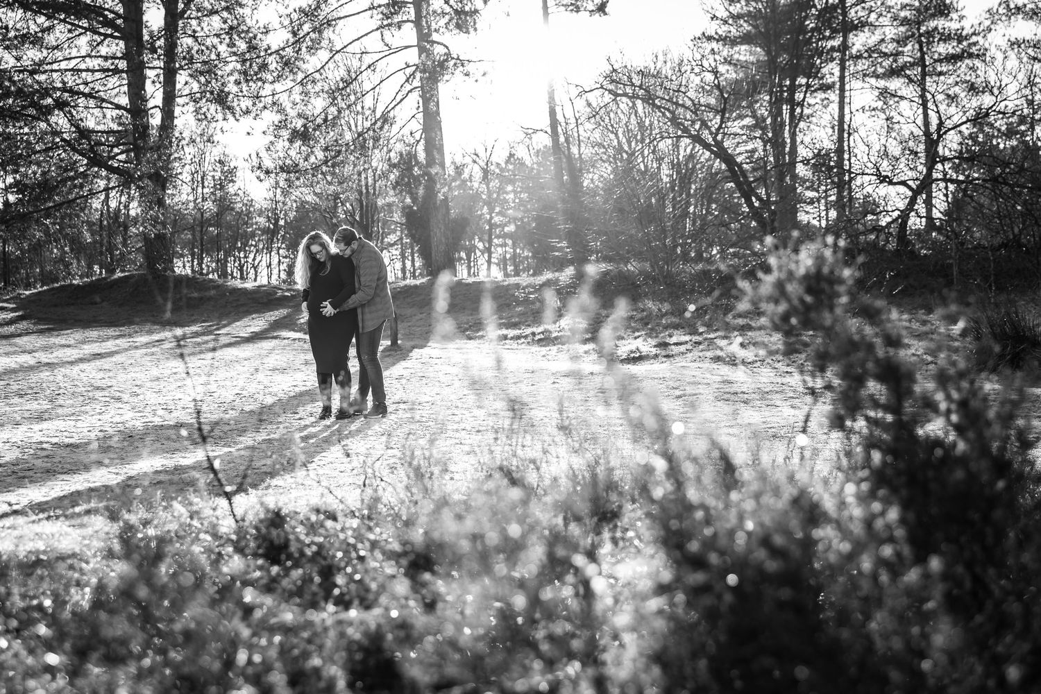 Intiem documentaire moment van een zwangere vrouw in natuurlijke setting.