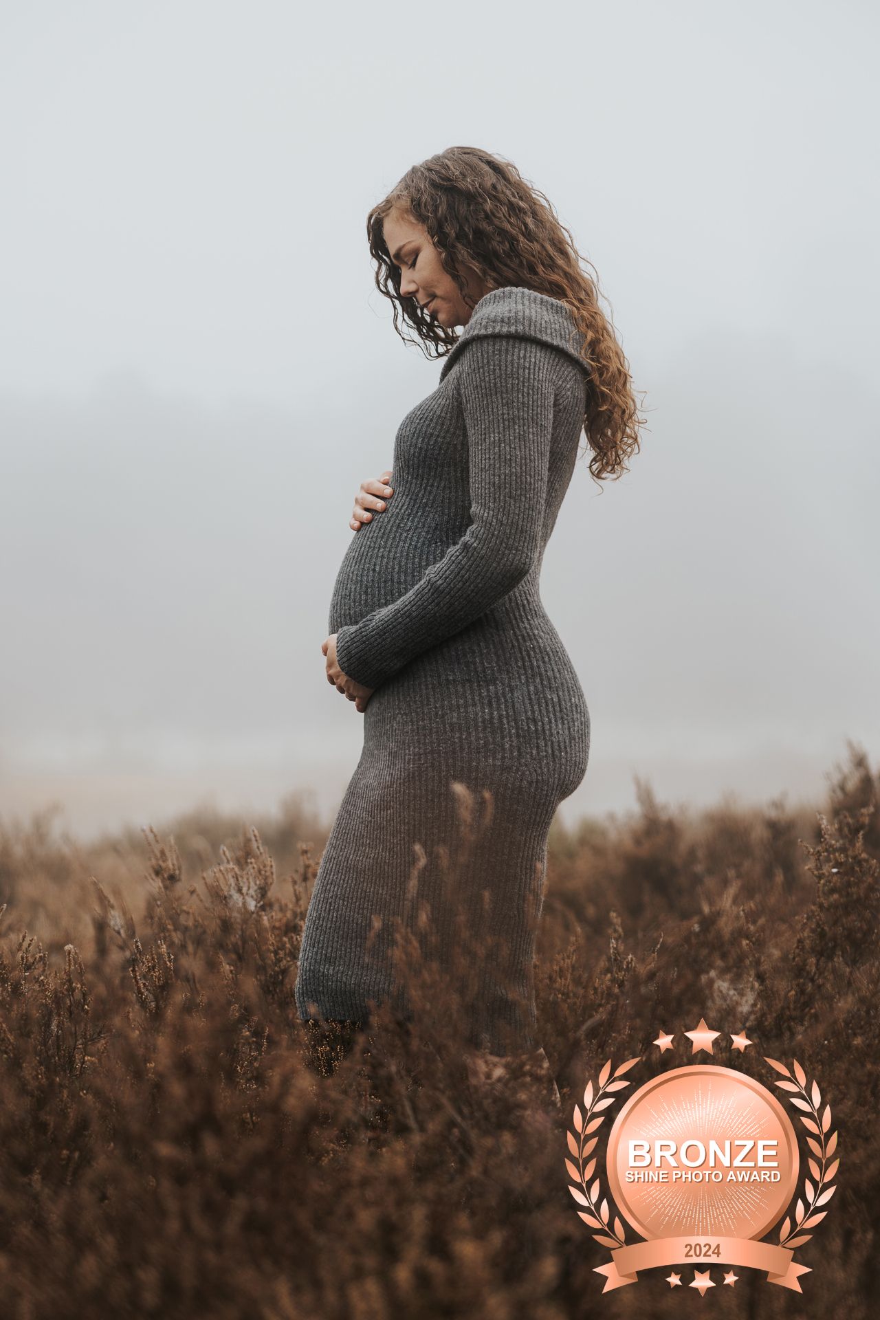 Intiem documentaire moment van een zwangere vrouw in natuurlijke setting.