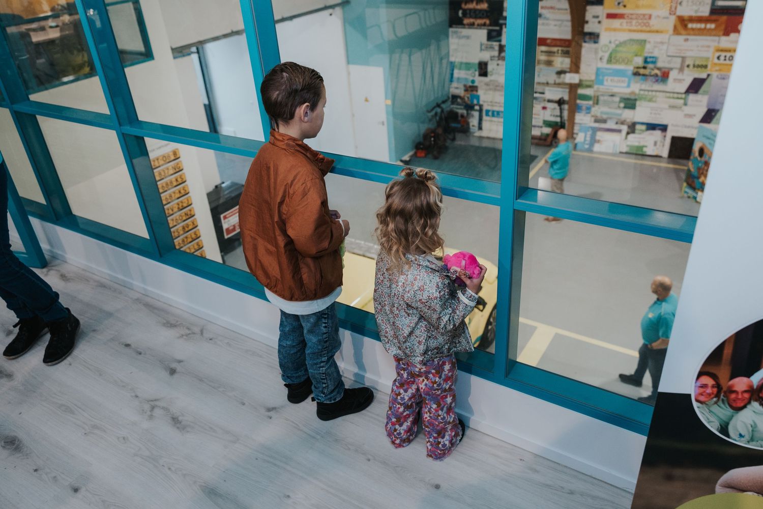 Documentaire weergave van een zakelijk evenement met spontane interacties.