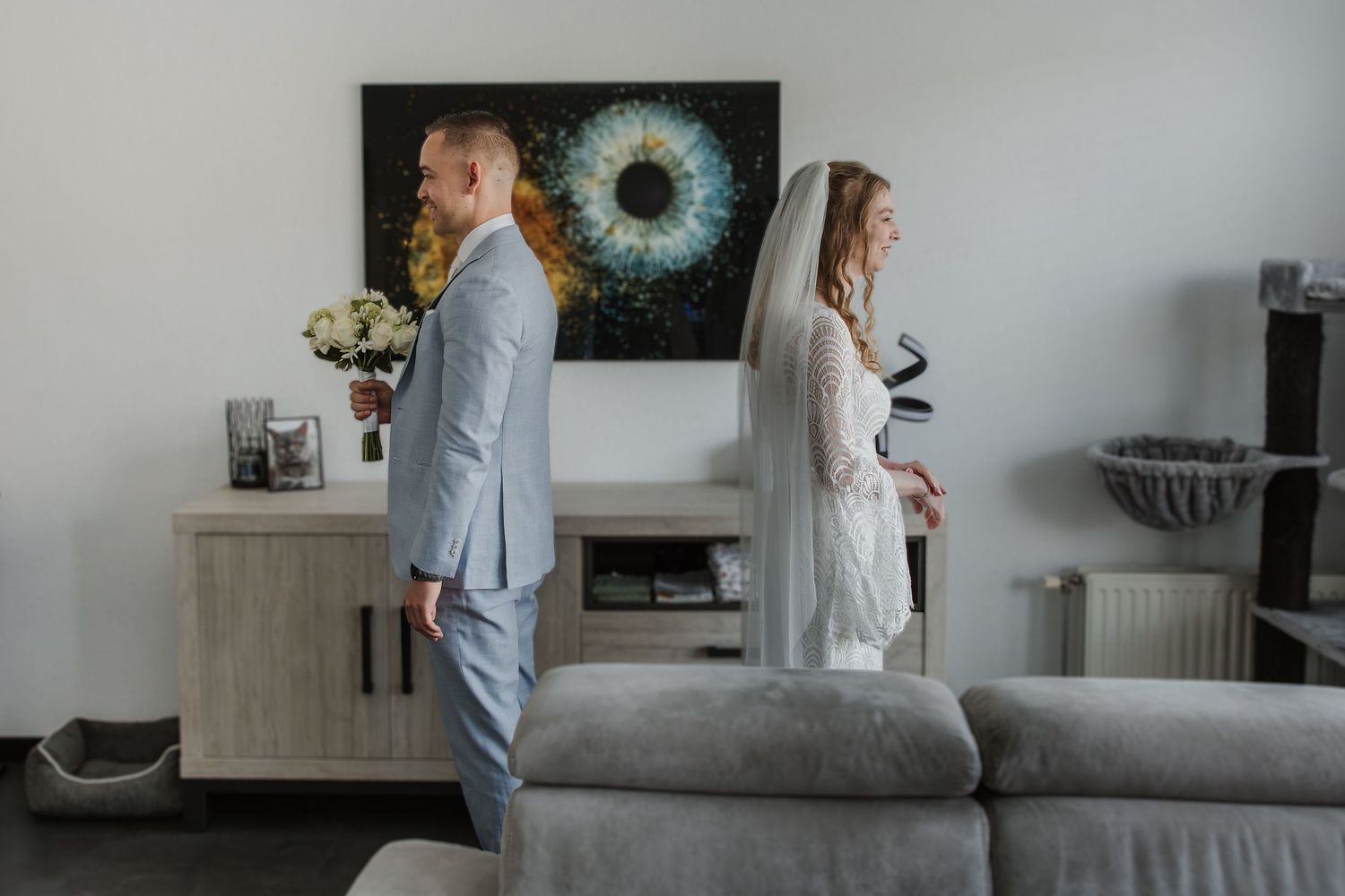 Documentaire trouwfoto die een spontaan moment van de bruiloft vastlegt.