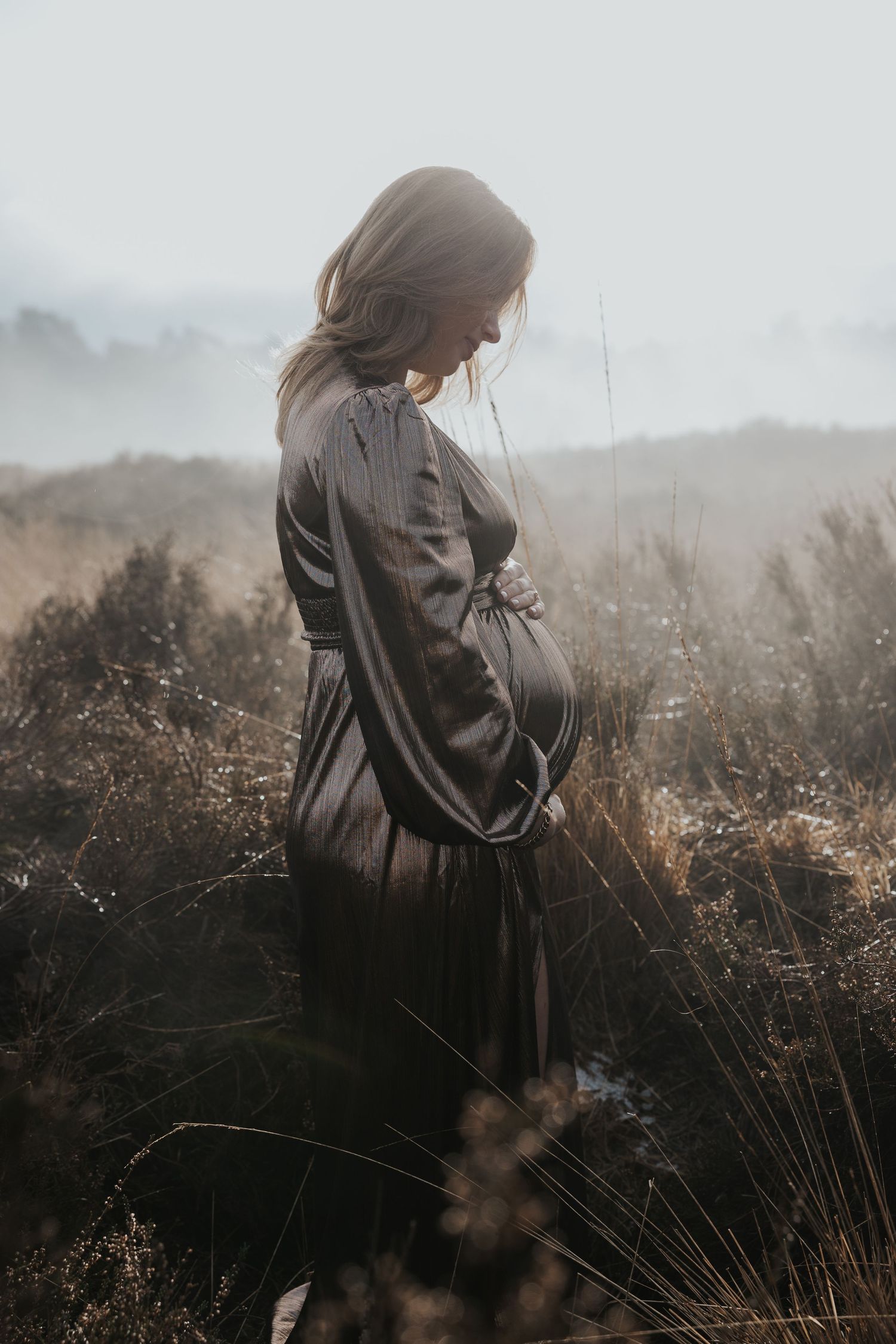 Intiem documentaire moment van een zwangere vrouw in natuurlijke setting.