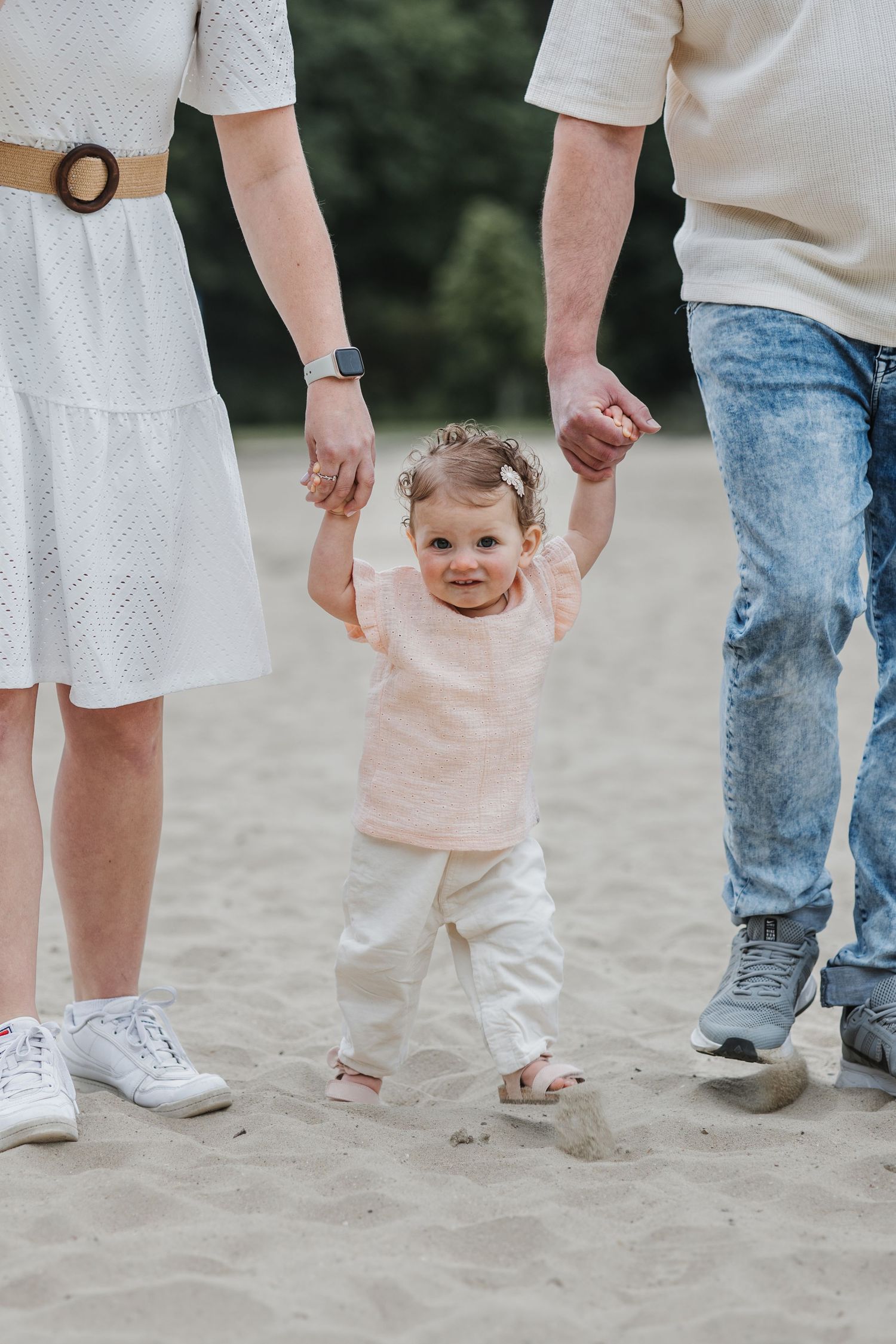Ongeposeerd familiemoment dat liefde, verbinding en echtheid vastlegt.