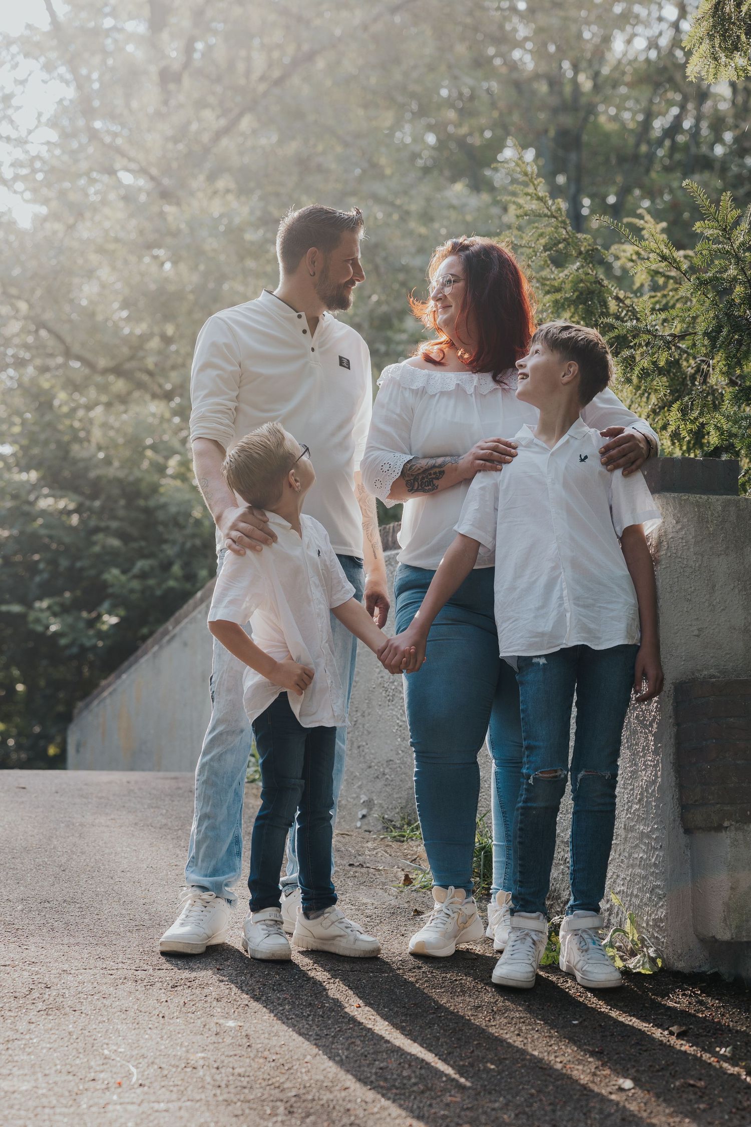 Ongeposeerd familiemoment dat liefde, verbinding en echtheid vastlegt.