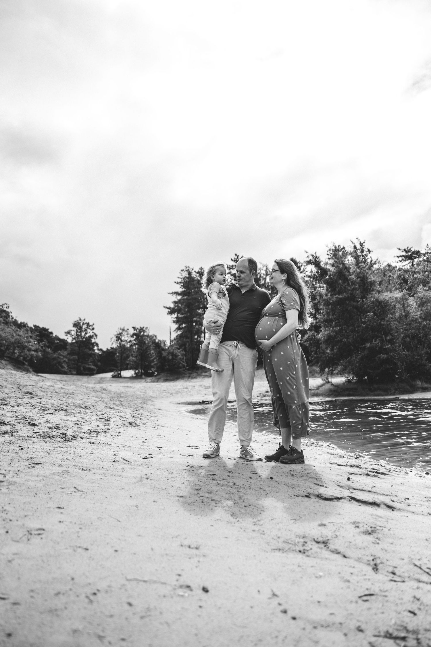 Intiem documentaire moment van een zwangere vrouw in natuurlijke setting.