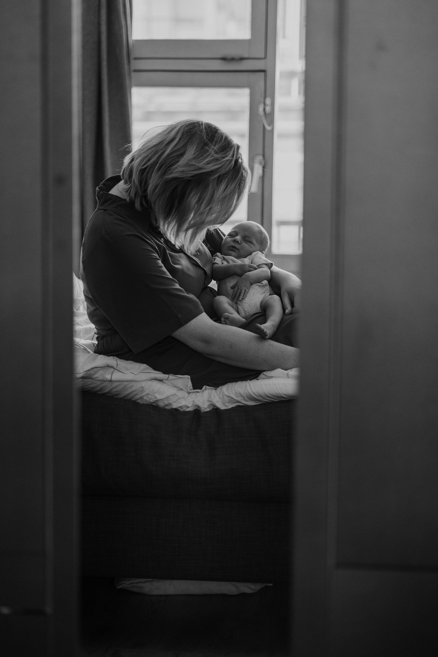 Pure newbornfoto van een pasgeboren baby in een warme, huiselijke omgeving.