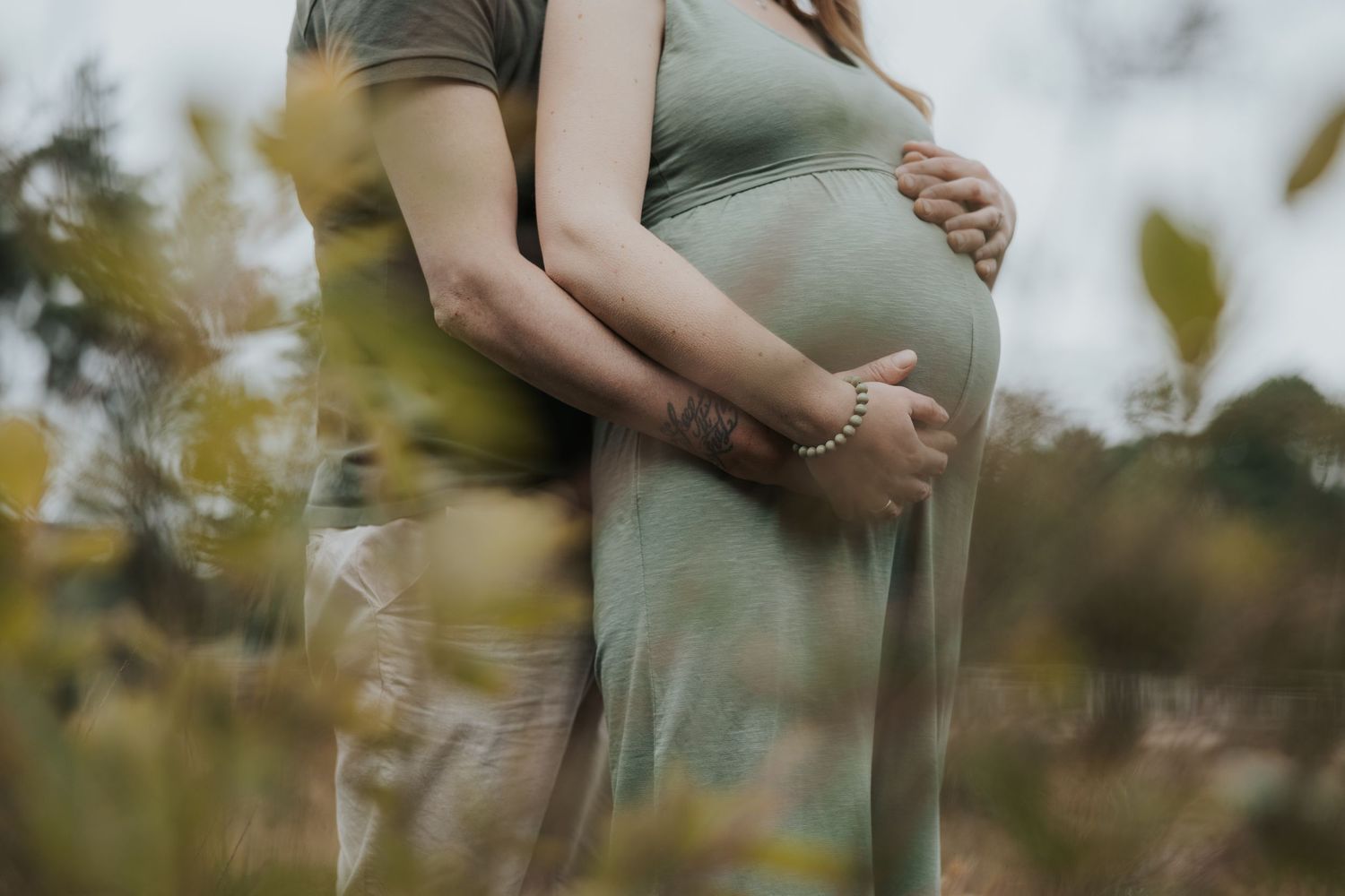 Intiem documentaire moment van een zwangere vrouw in natuurlijke setting.