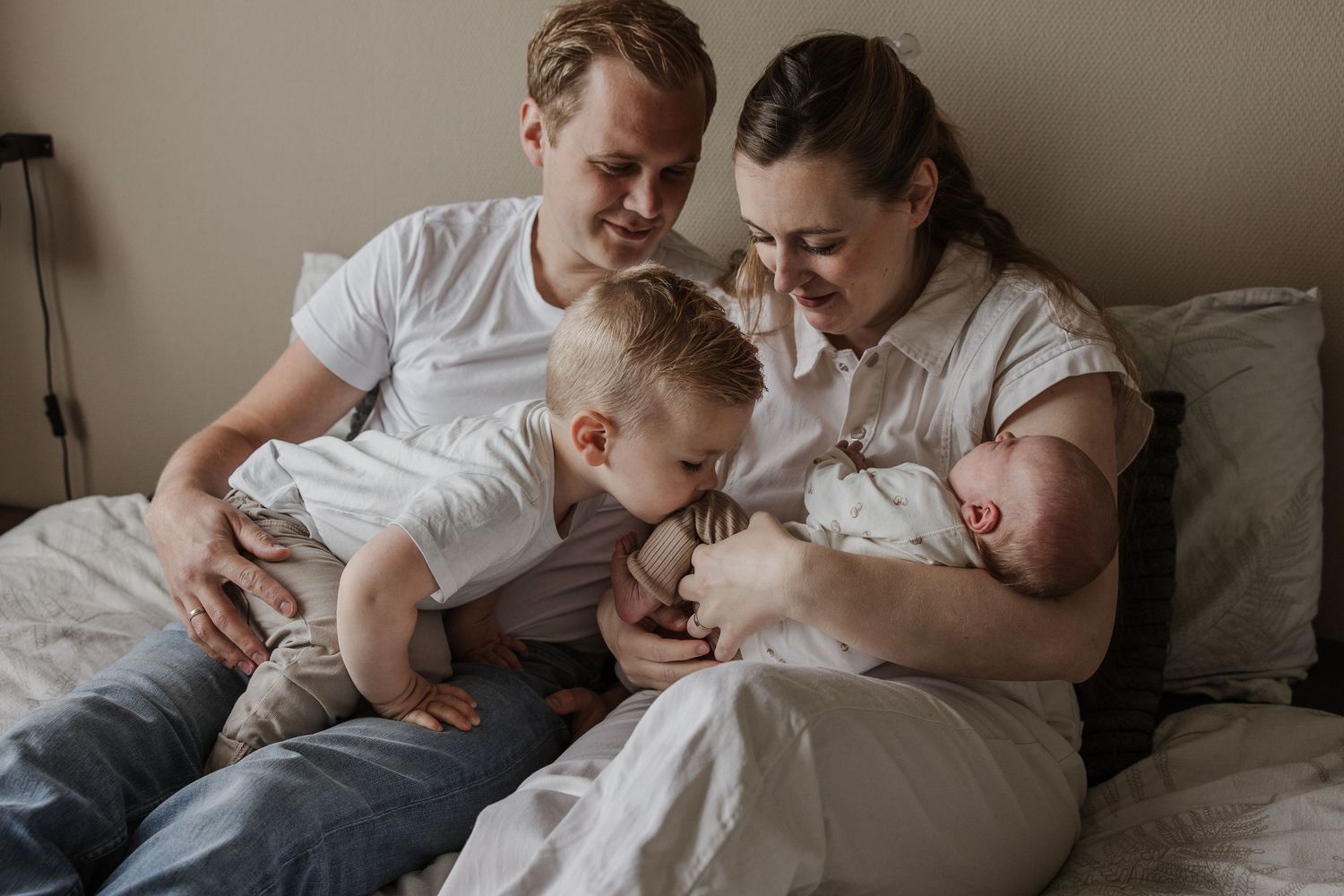Pure newbornfoto van een pasgeboren baby in een warme, huiselijke omgeving.