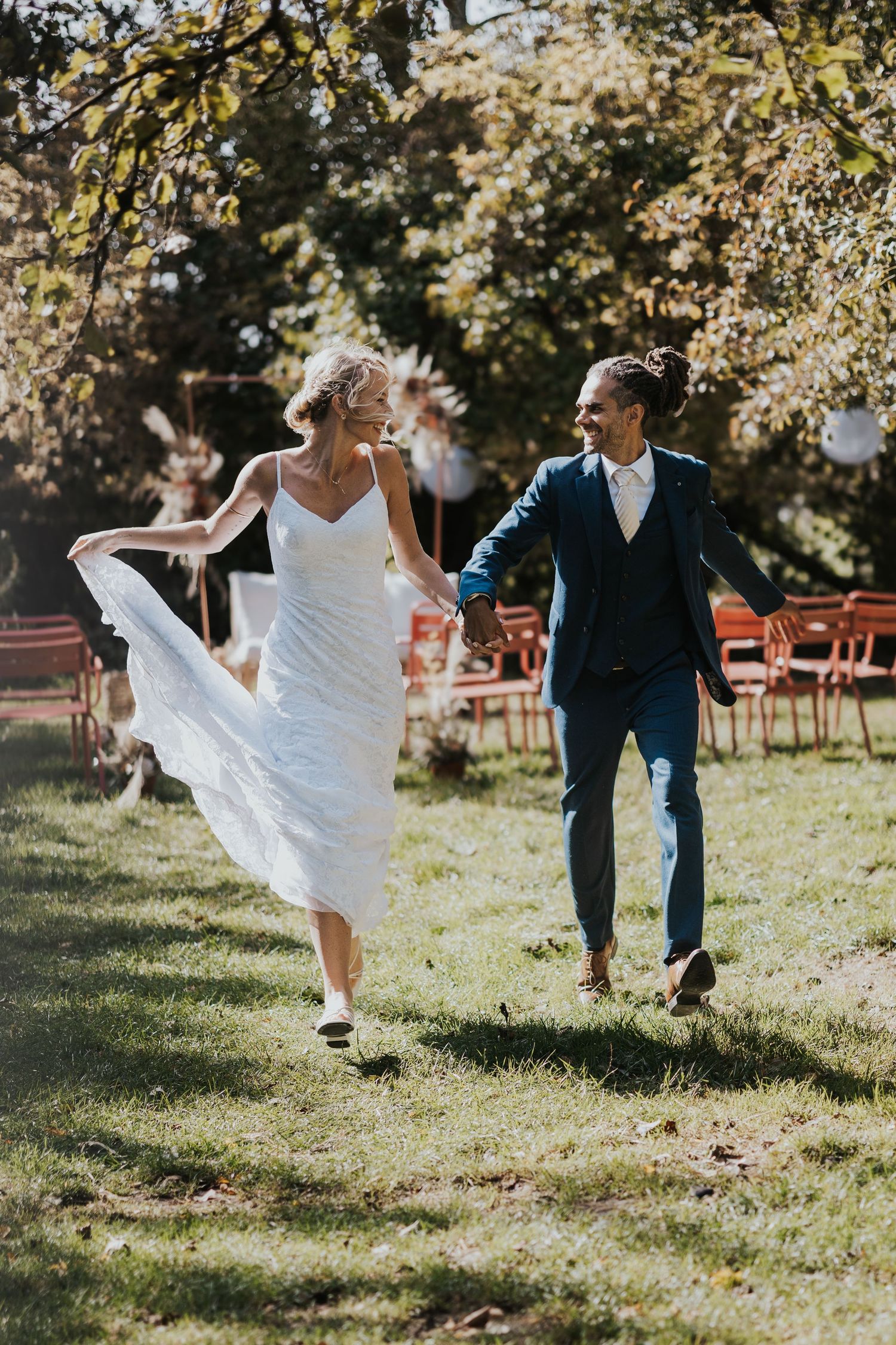 Documentaire trouwfoto die een spontaan moment van de bruiloft vastlegt.