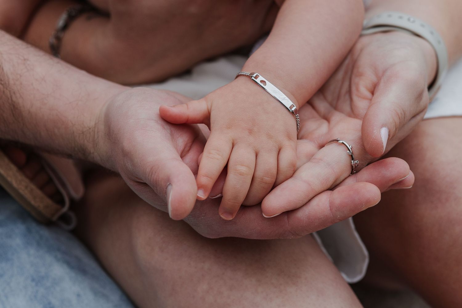 Ongeposeerd familiemoment dat liefde, verbinding en echtheid vastlegt.