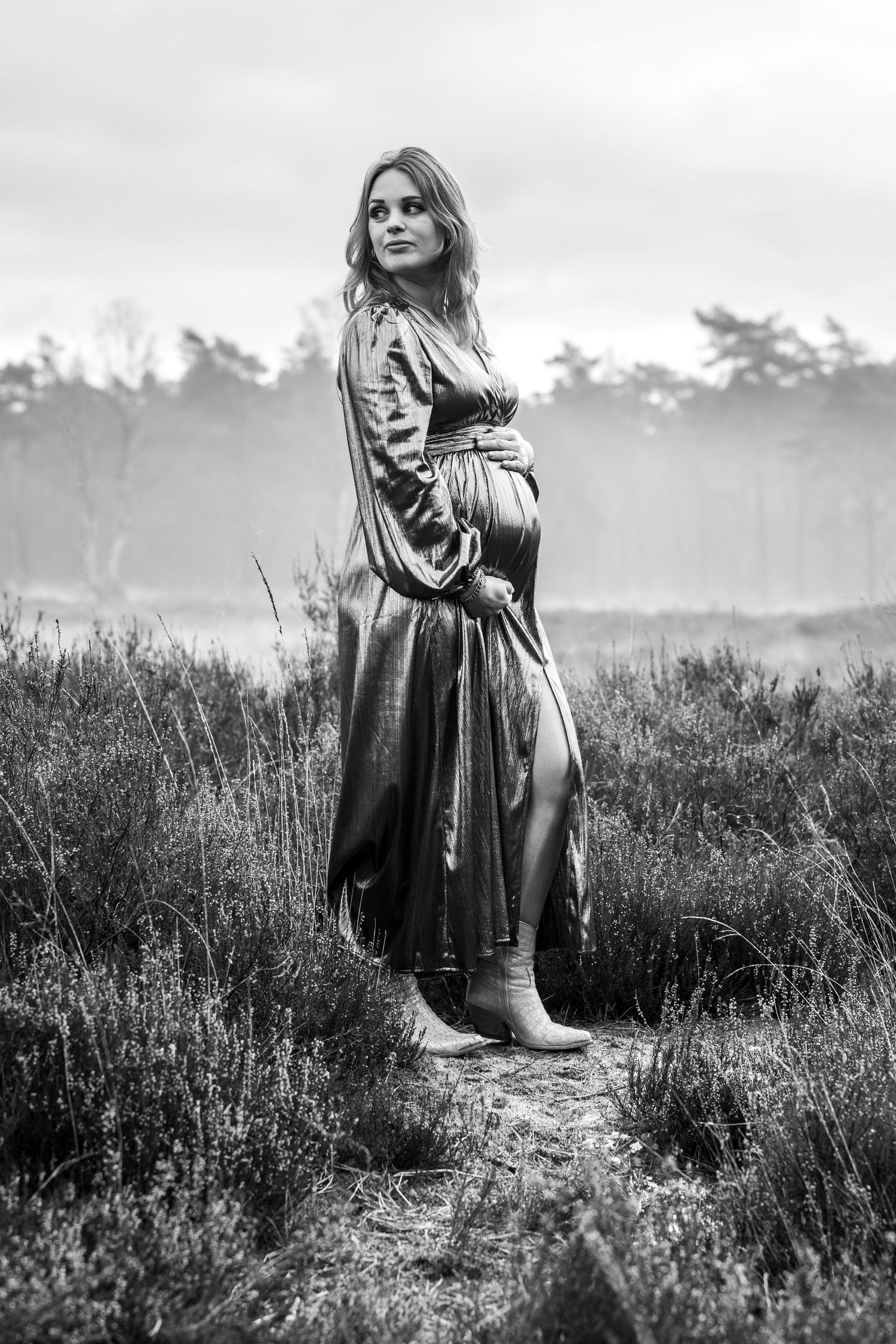 Intiem documentaire moment van een zwangere vrouw in natuurlijke setting.