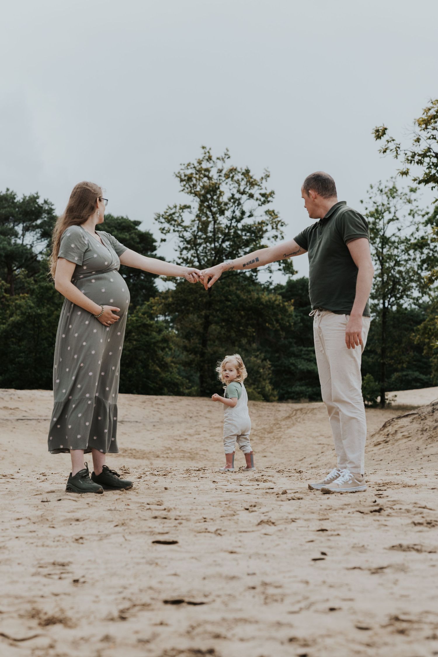 Intiem documentaire moment van een zwangere vrouw in natuurlijke setting.