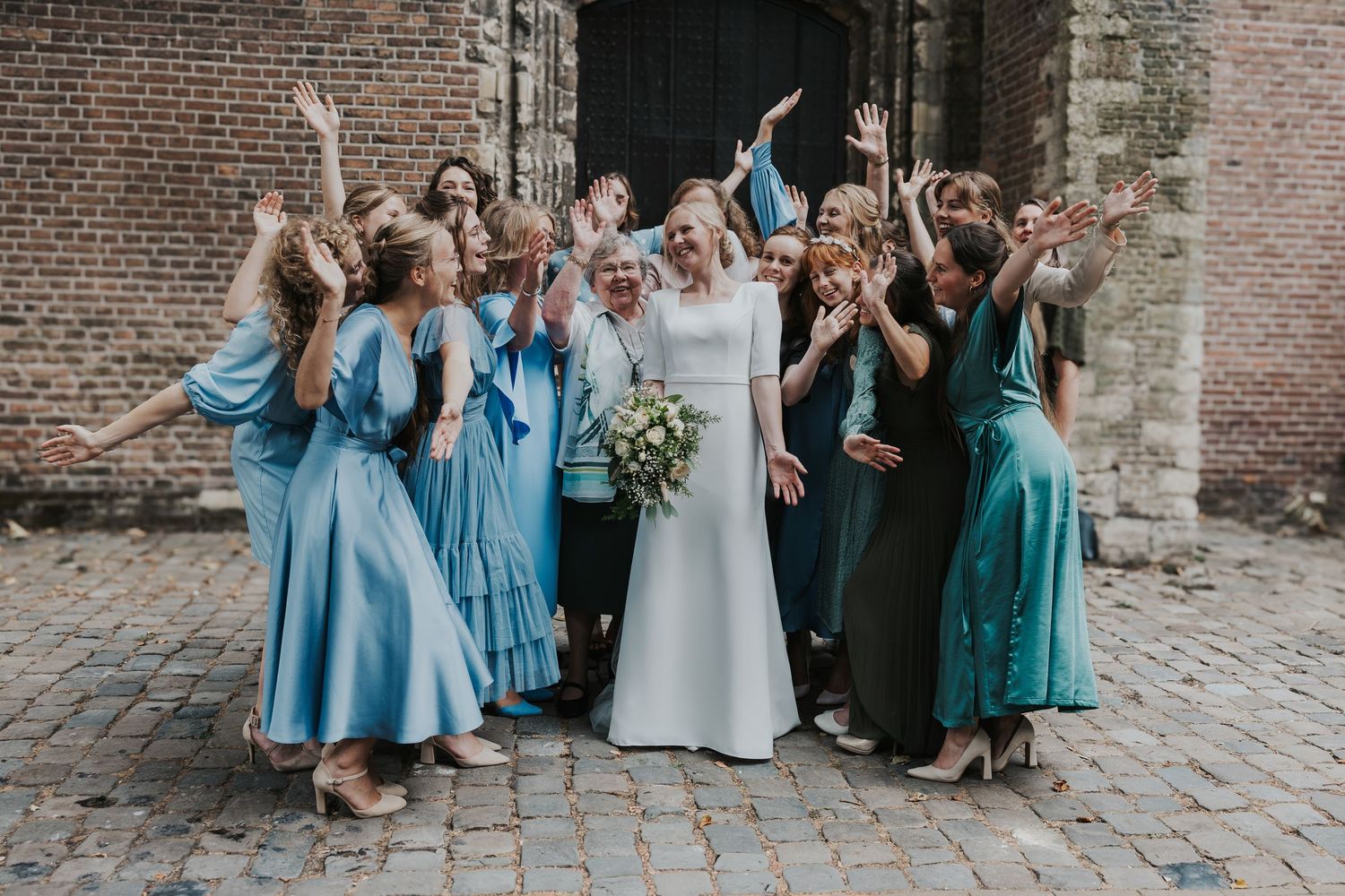 Documentaire trouwfoto die een spontaan moment van de bruiloft vastlegt.