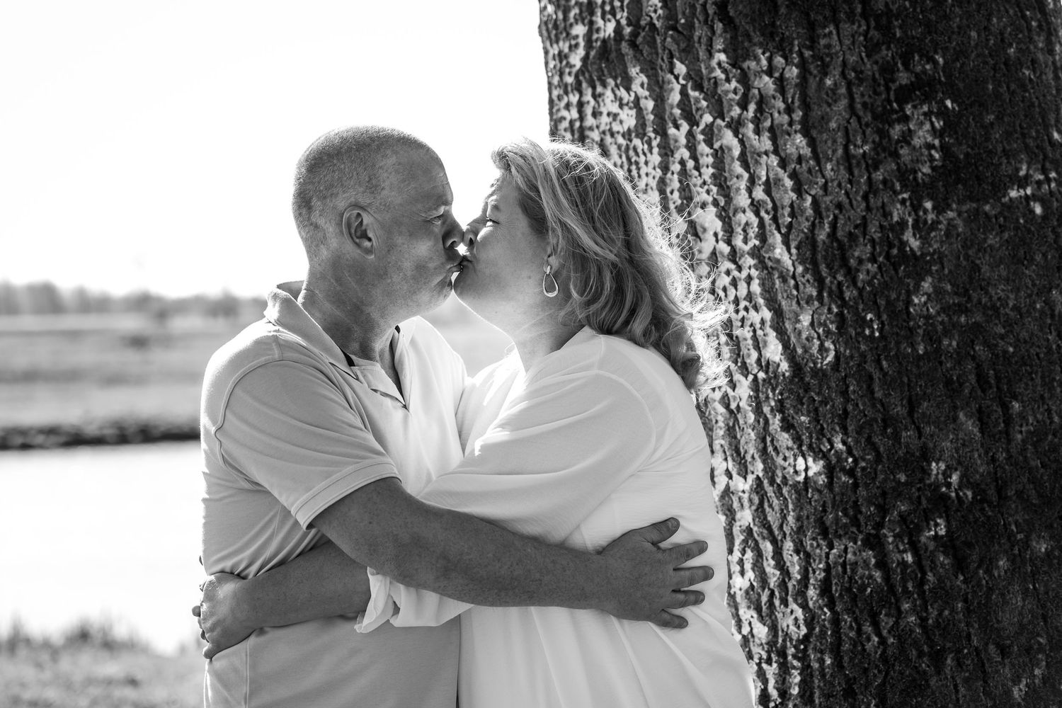 Ongeposeerd familiemoment dat liefde, verbinding en echtheid vastlegt.