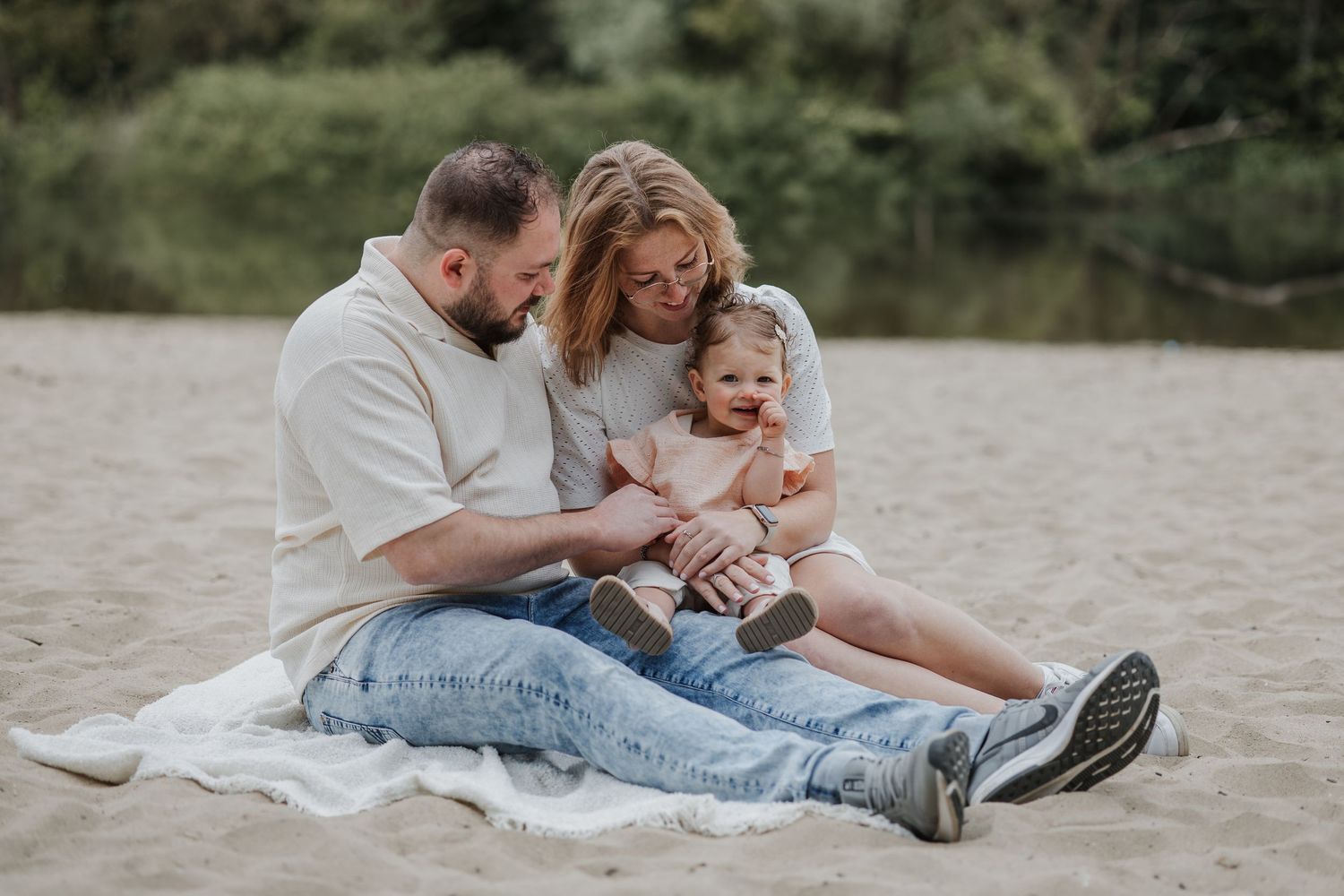 Ongeposeerd familiemoment dat liefde, verbinding en echtheid vastlegt.
