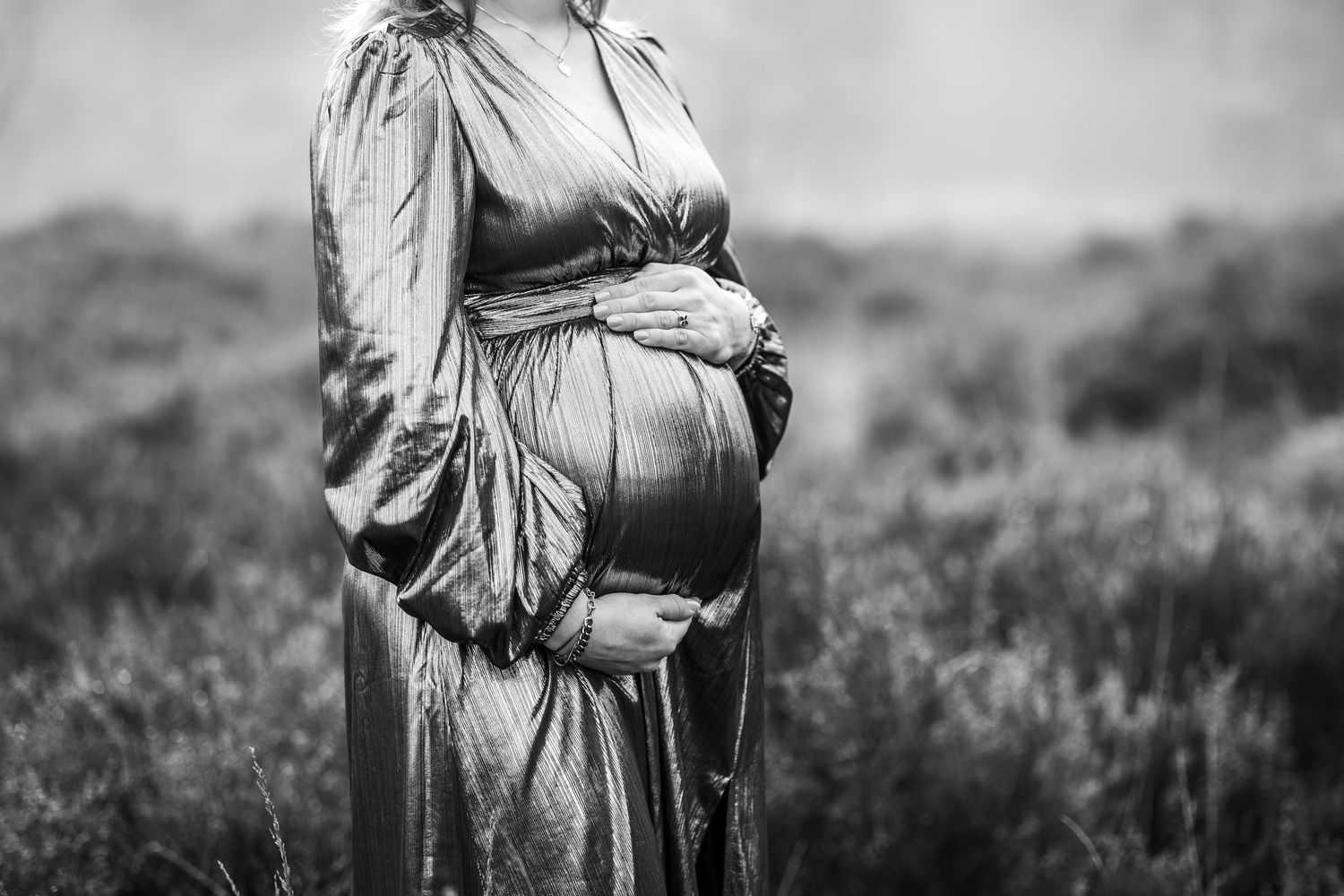 Intiem documentaire moment van een zwangere vrouw in natuurlijke setting.