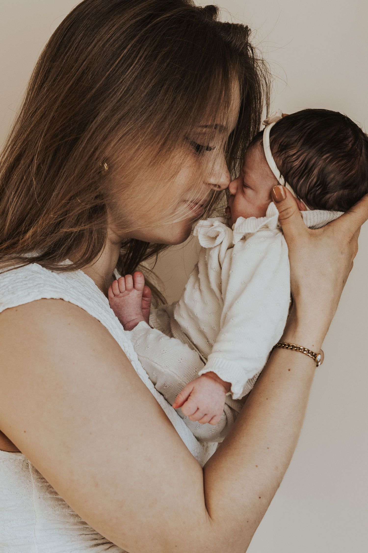 Pure newbornfoto van een pasgeboren baby in een warme, huiselijke omgeving.