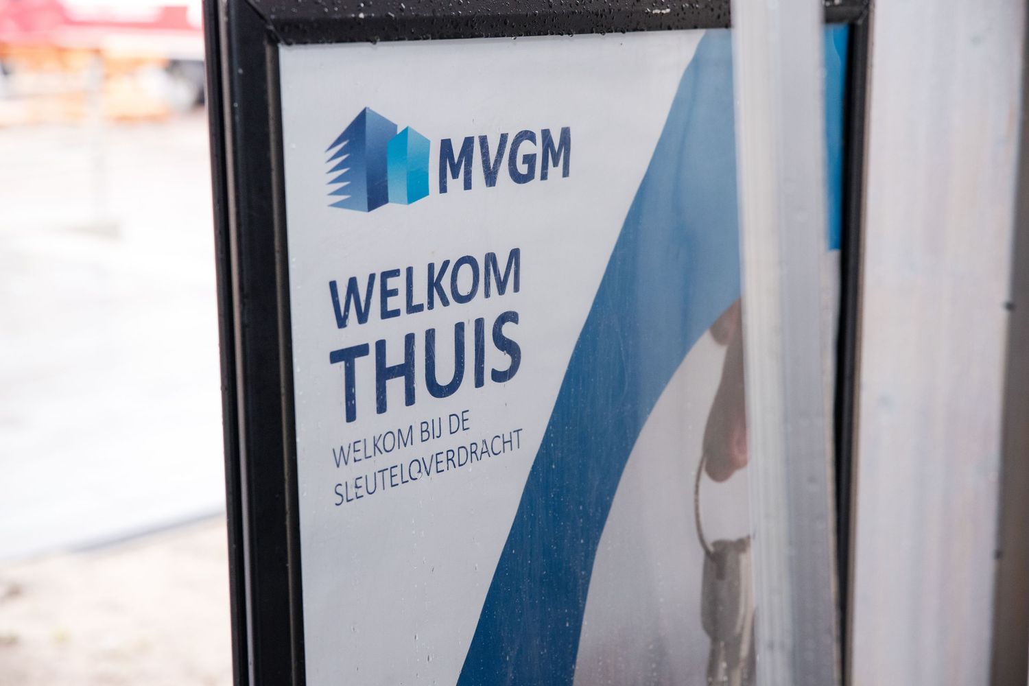 Documentaire weergave van een zakelijk evenement met spontane interacties.