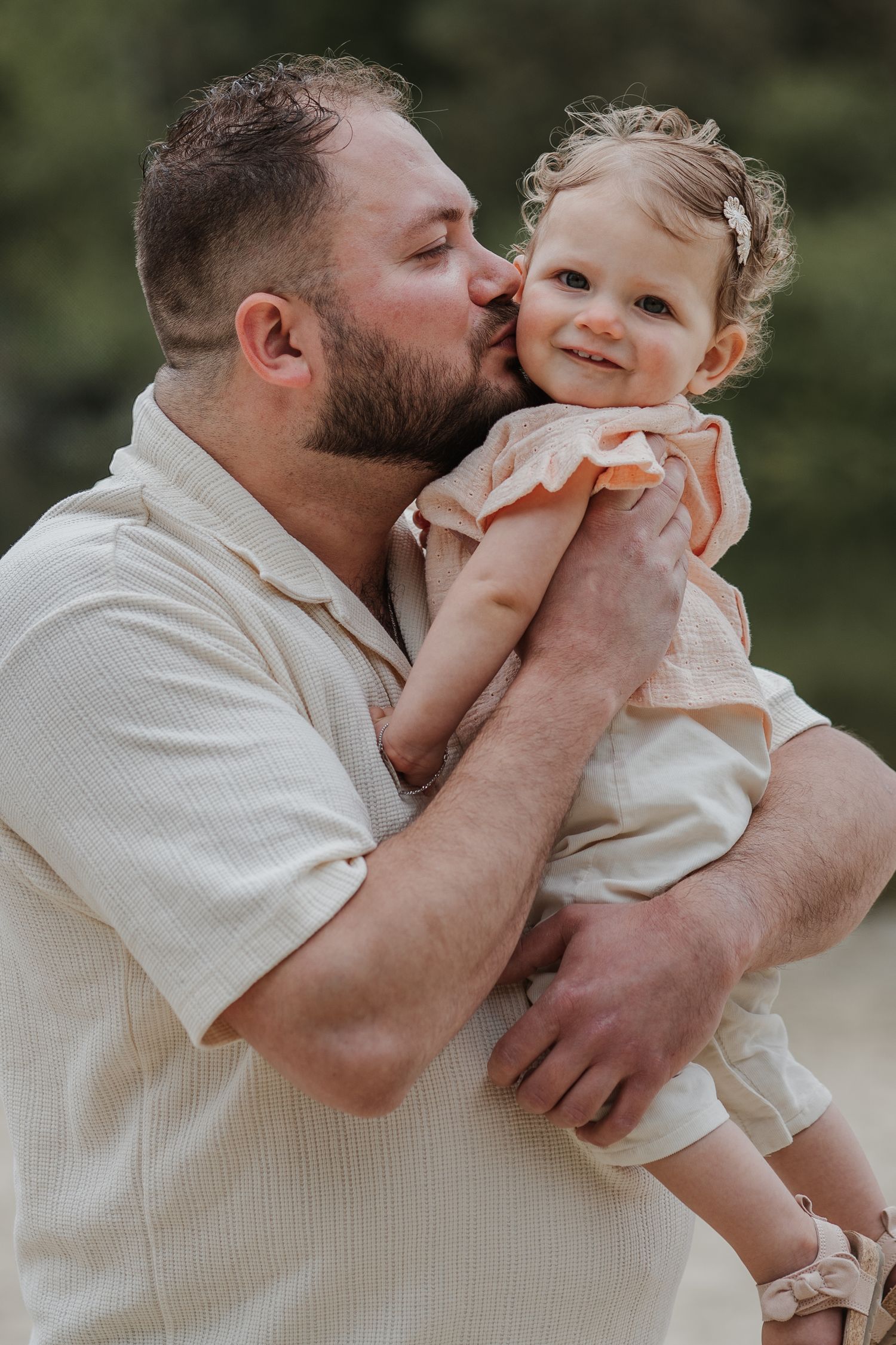 Ongeposeerd familiemoment dat liefde, verbinding en echtheid vastlegt.