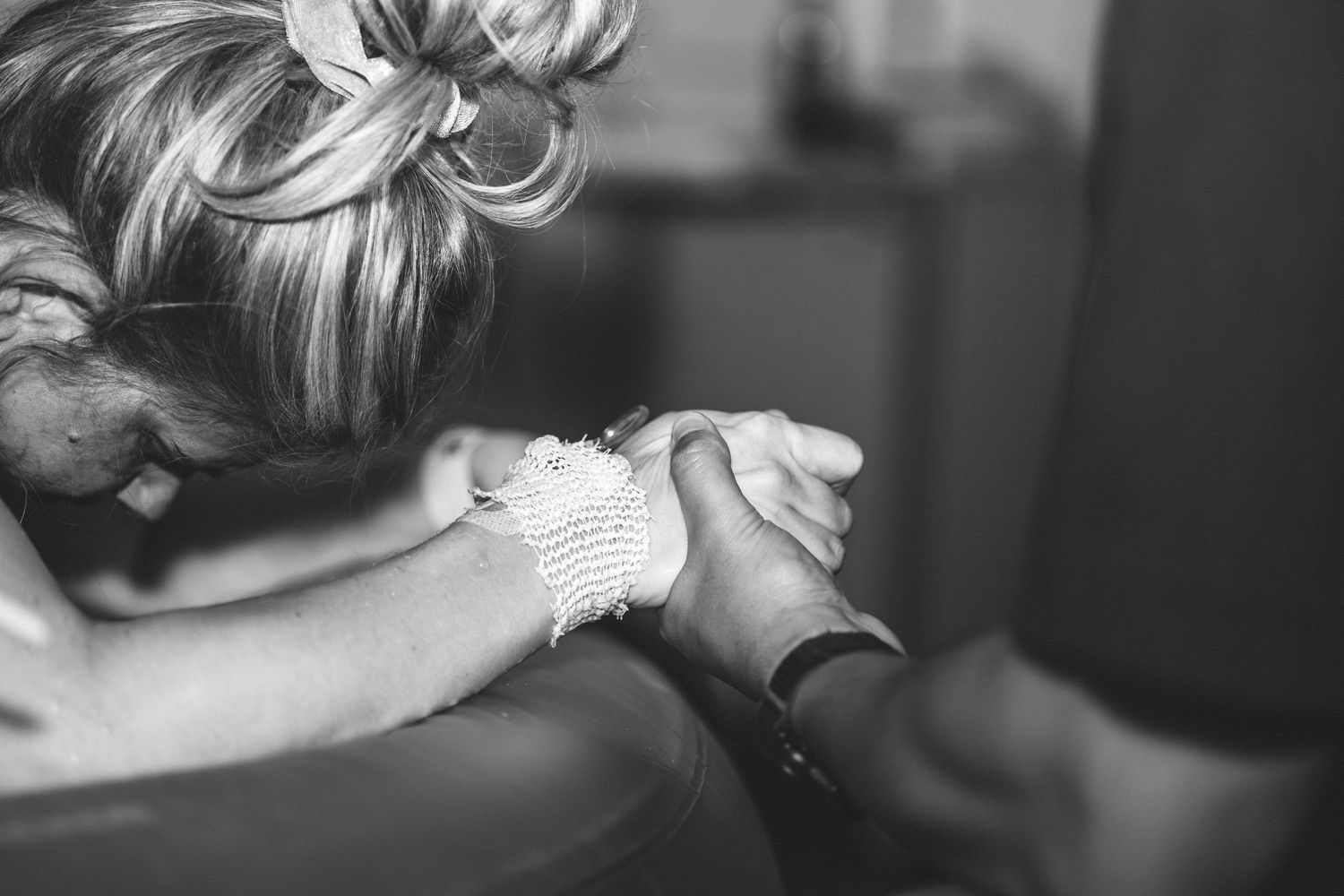 Ongeposeerd familiemoment dat liefde, verbinding en echtheid vastlegt.