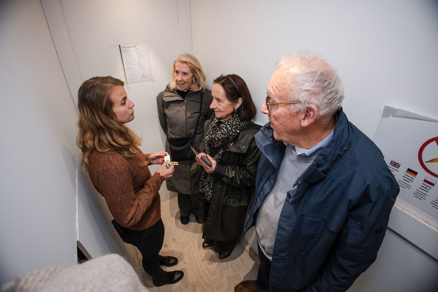 Documentaire weergave van een zakelijk evenement met spontane interacties.