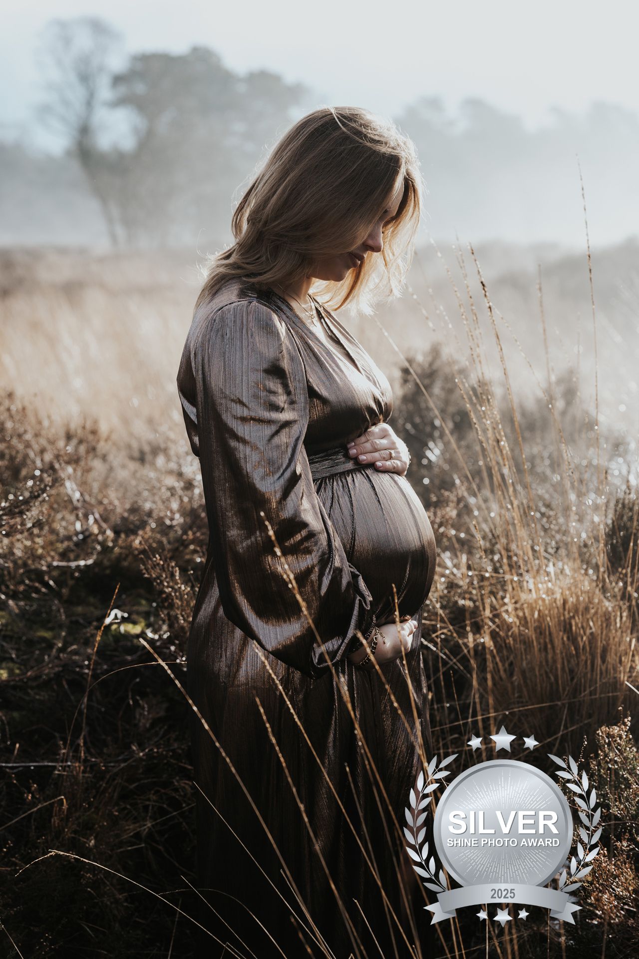 Intiem documentaire moment van een zwangere vrouw in natuurlijke setting.