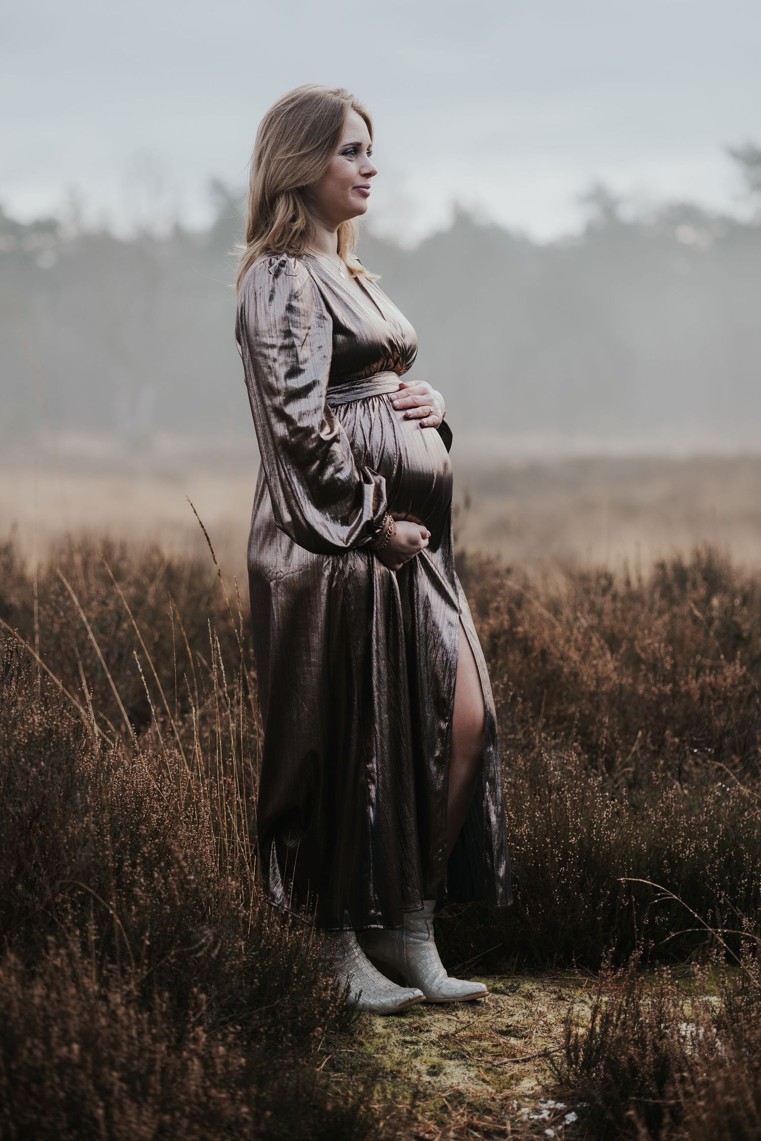 Intiem documentaire moment van een zwangere vrouw in natuurlijke setting.